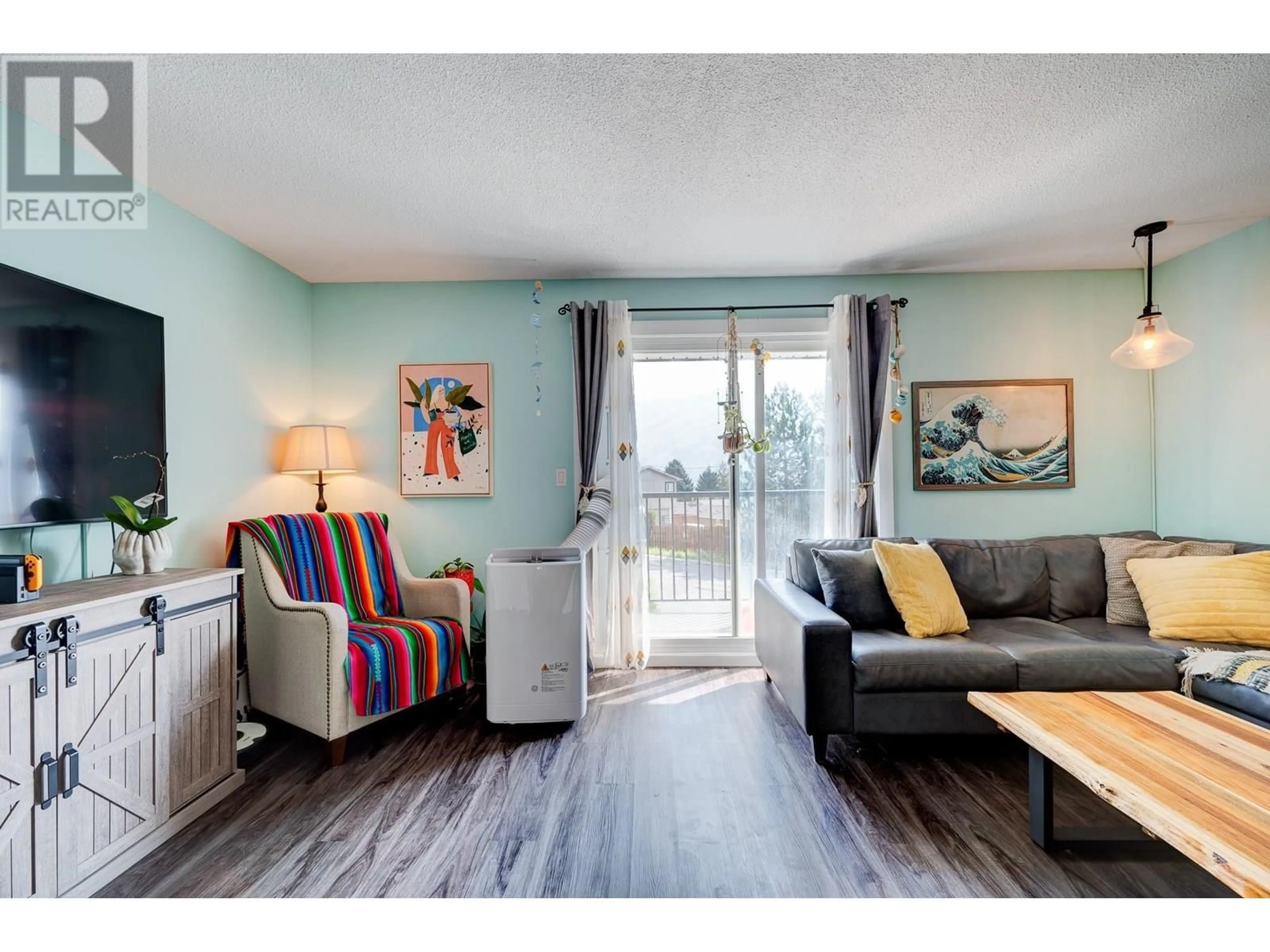 Living room with furniture, wood/laminate floor for 879 MCQUEEN DRIVE, Kamloops British Columbia V2B7X8