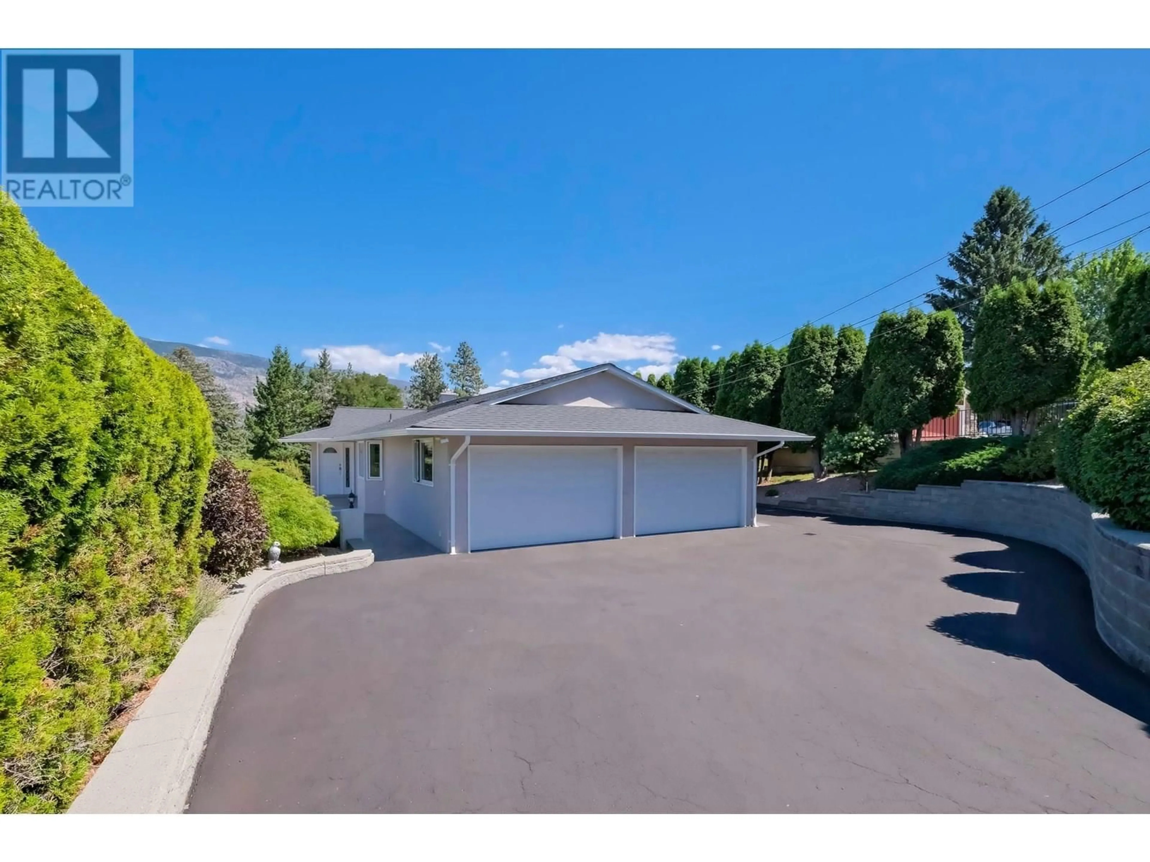 A pic from outside/outdoor area/front of a property/back of a property/a pic from drone, unknown for 690 PINEVIEW DRIVE, Kaleden British Columbia V0H1K0