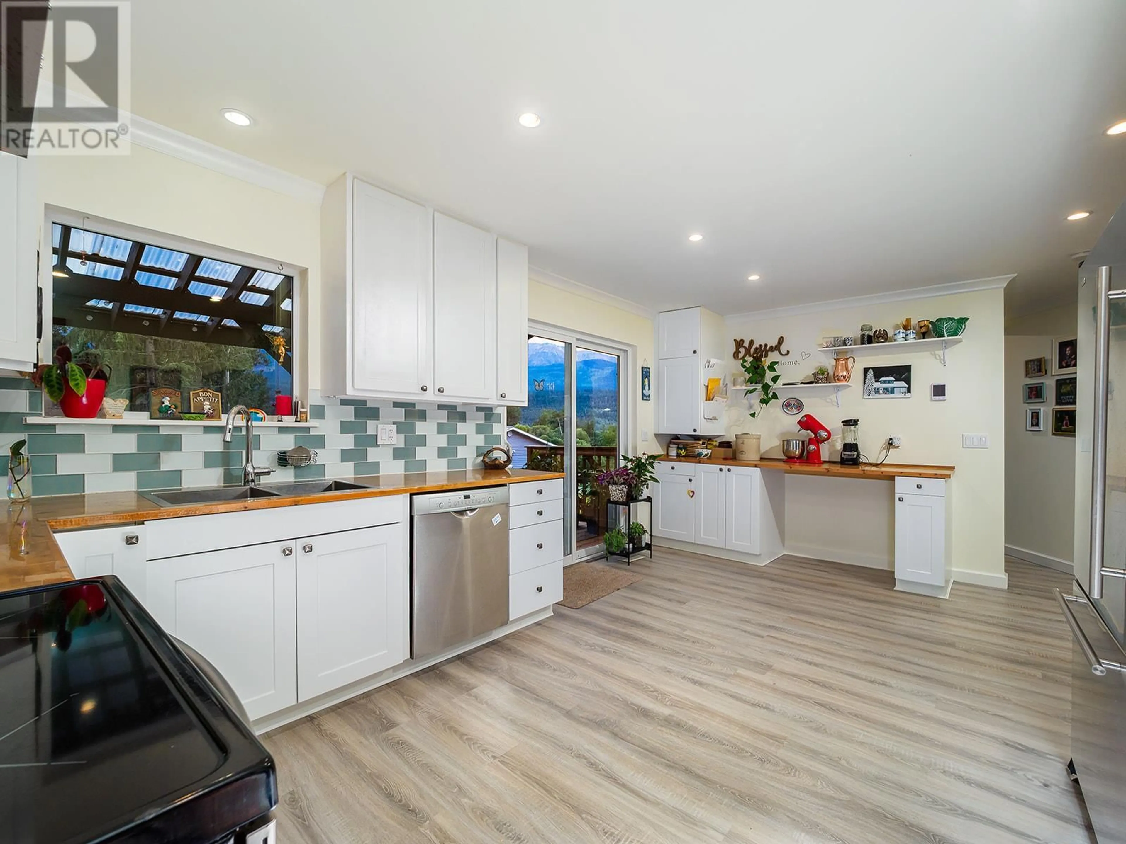 Open concept kitchen, unknown for 619 HABART LOWER ROAD, Golden British Columbia V0A1H2