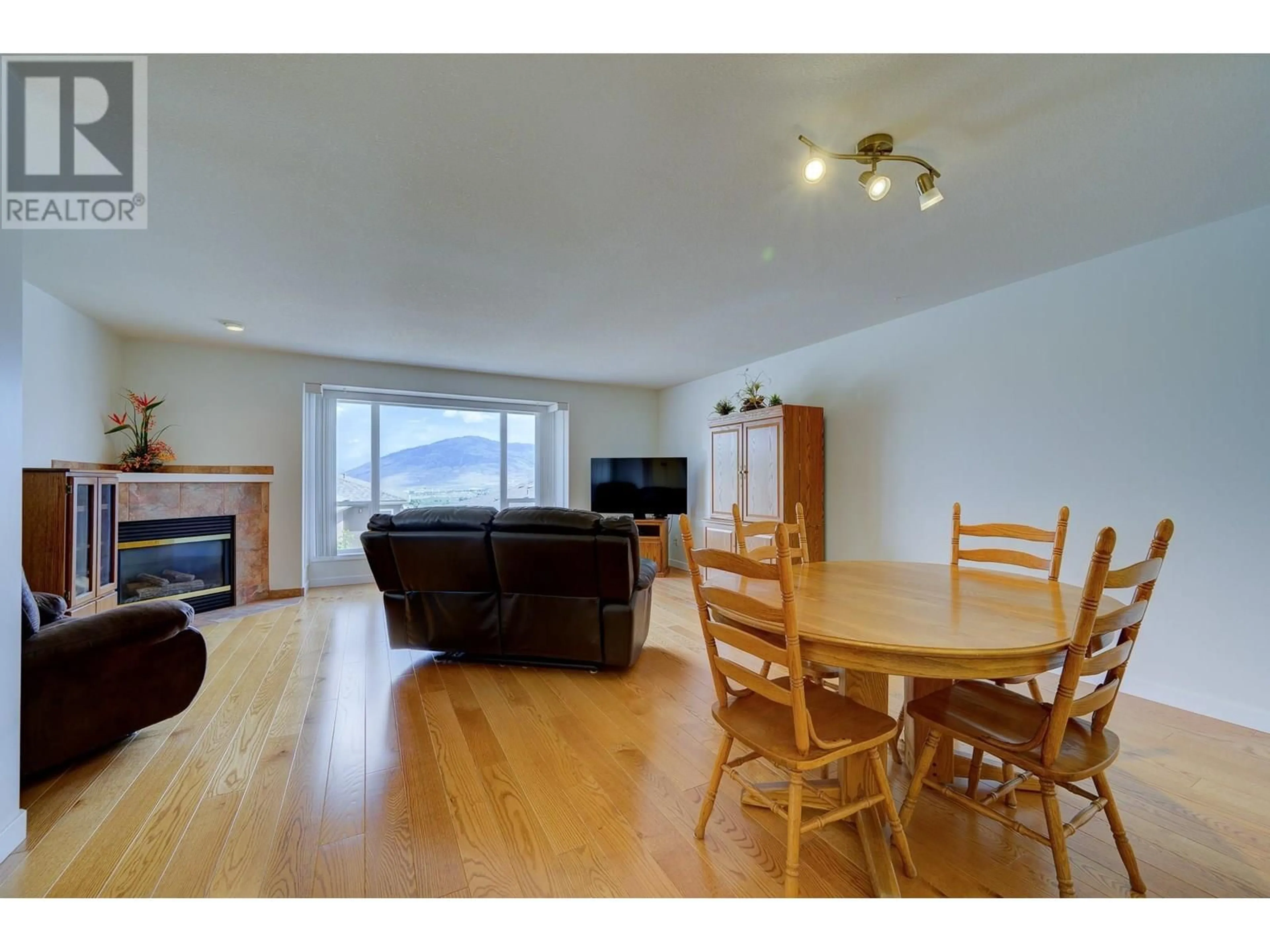 Living room with furniture, wood/laminate floor for 27 - 255 PEMBERTON TERRACE, Kamloops British Columbia V2C6R2