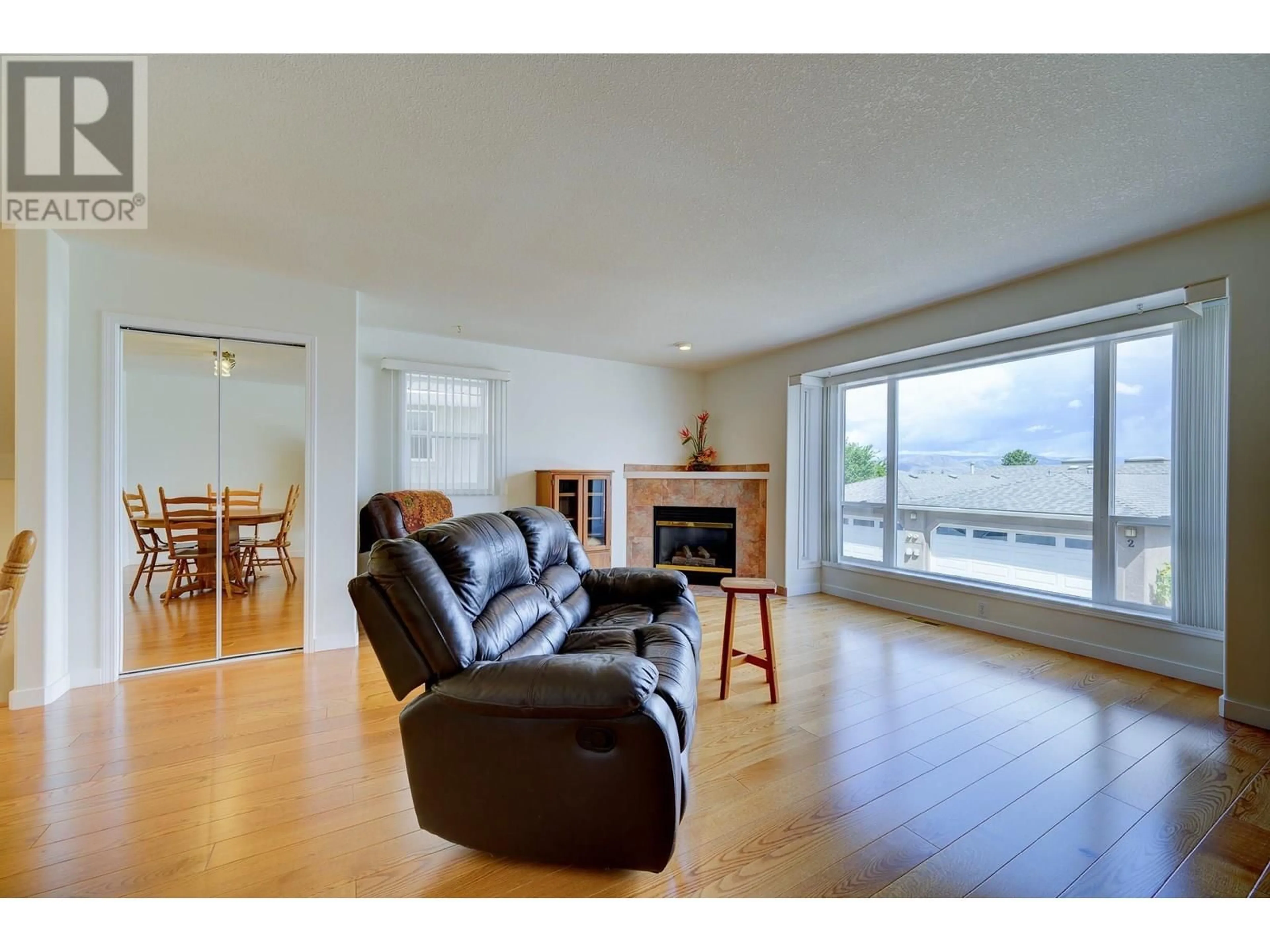 Living room with furniture, wood/laminate floor for 27 - 255 PEMBERTON TERRACE, Kamloops British Columbia V2C6R2