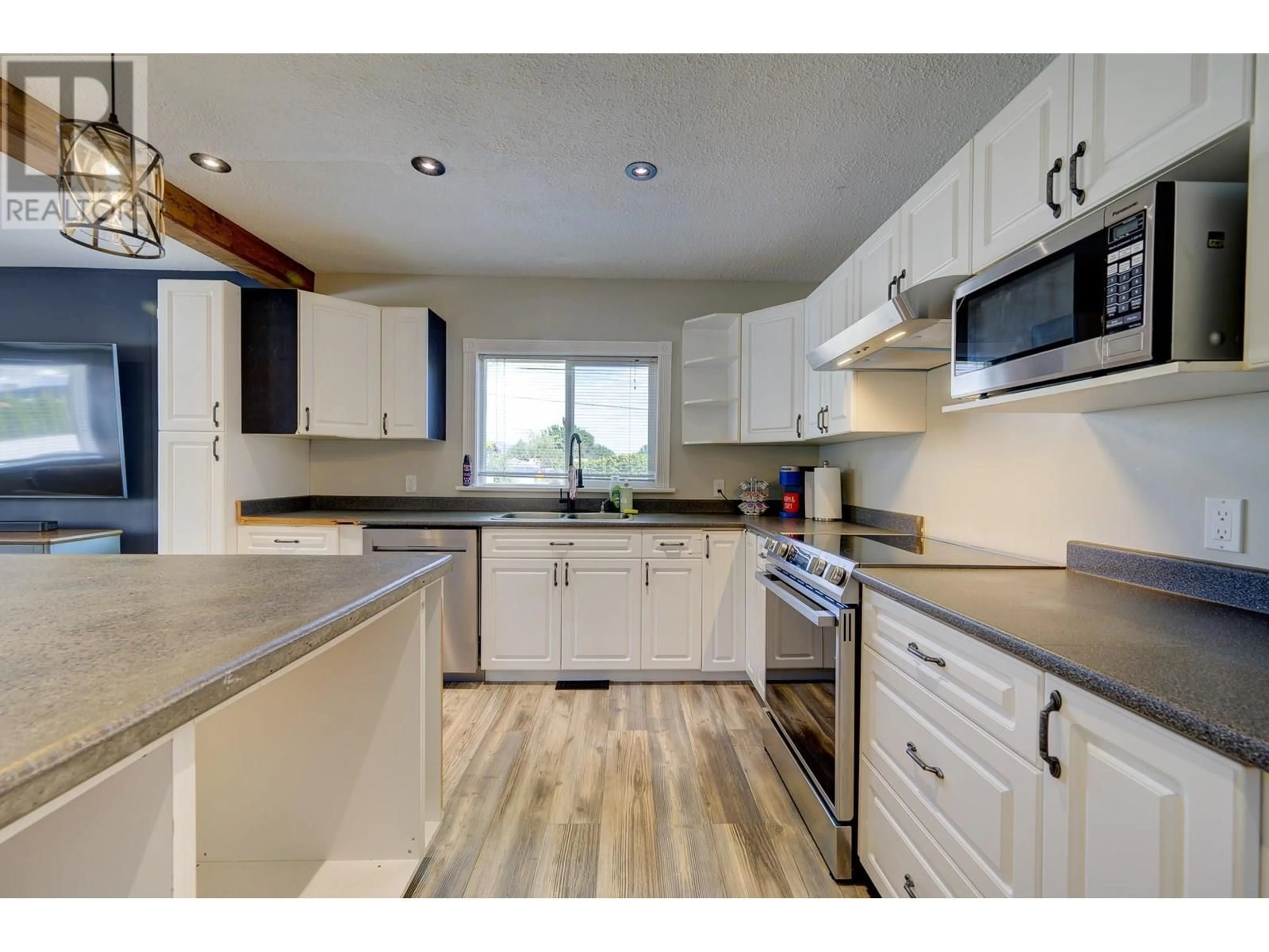 Open concept kitchen, wood/laminate floor for 2505 SANDALWOOD DRIVE, Kamloops British Columbia V2B6V3