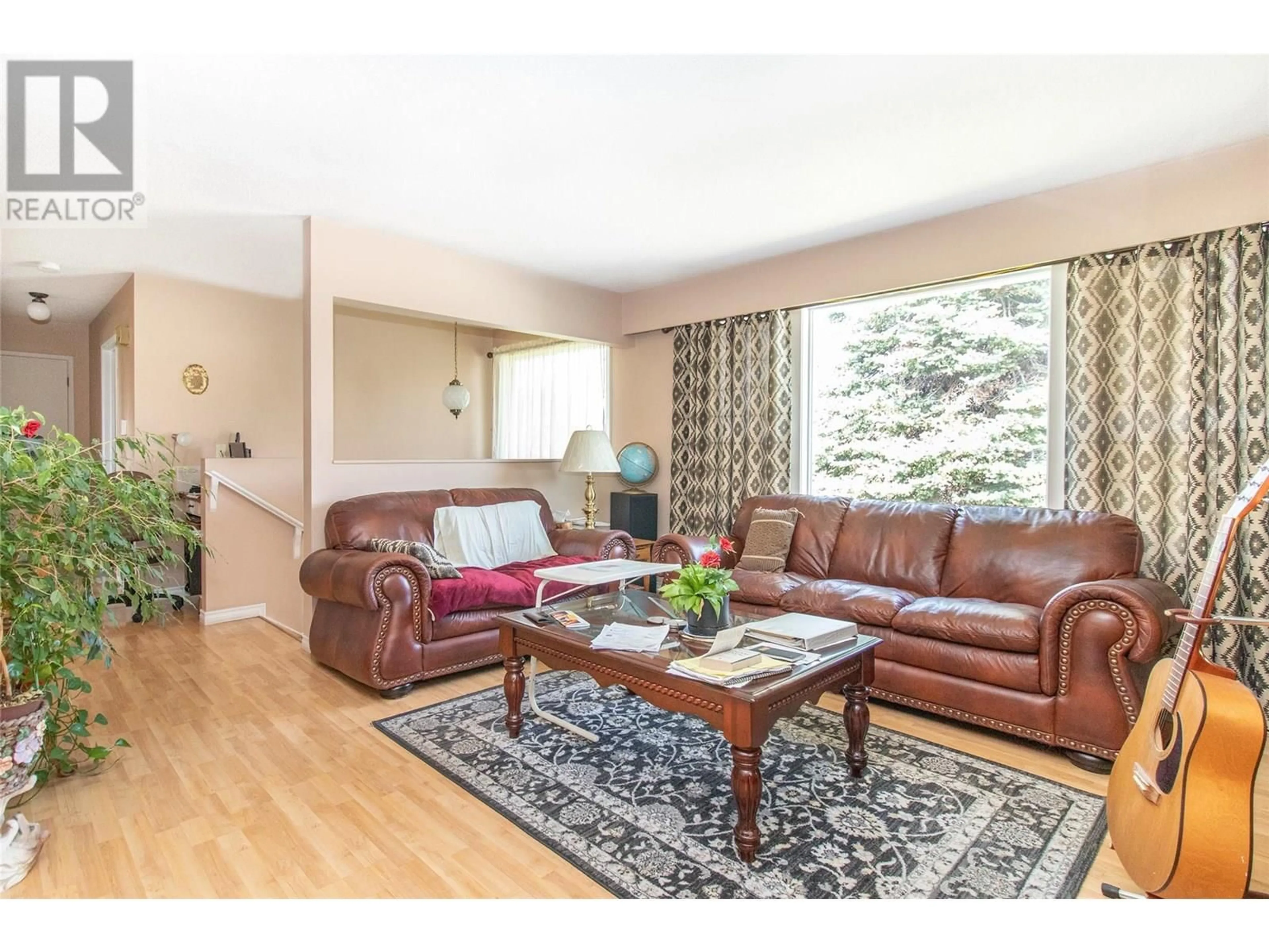 Living room with furniture, wood/laminate floor for 265 PEARSON ROAD, Kelowna British Columbia V1X2L5
