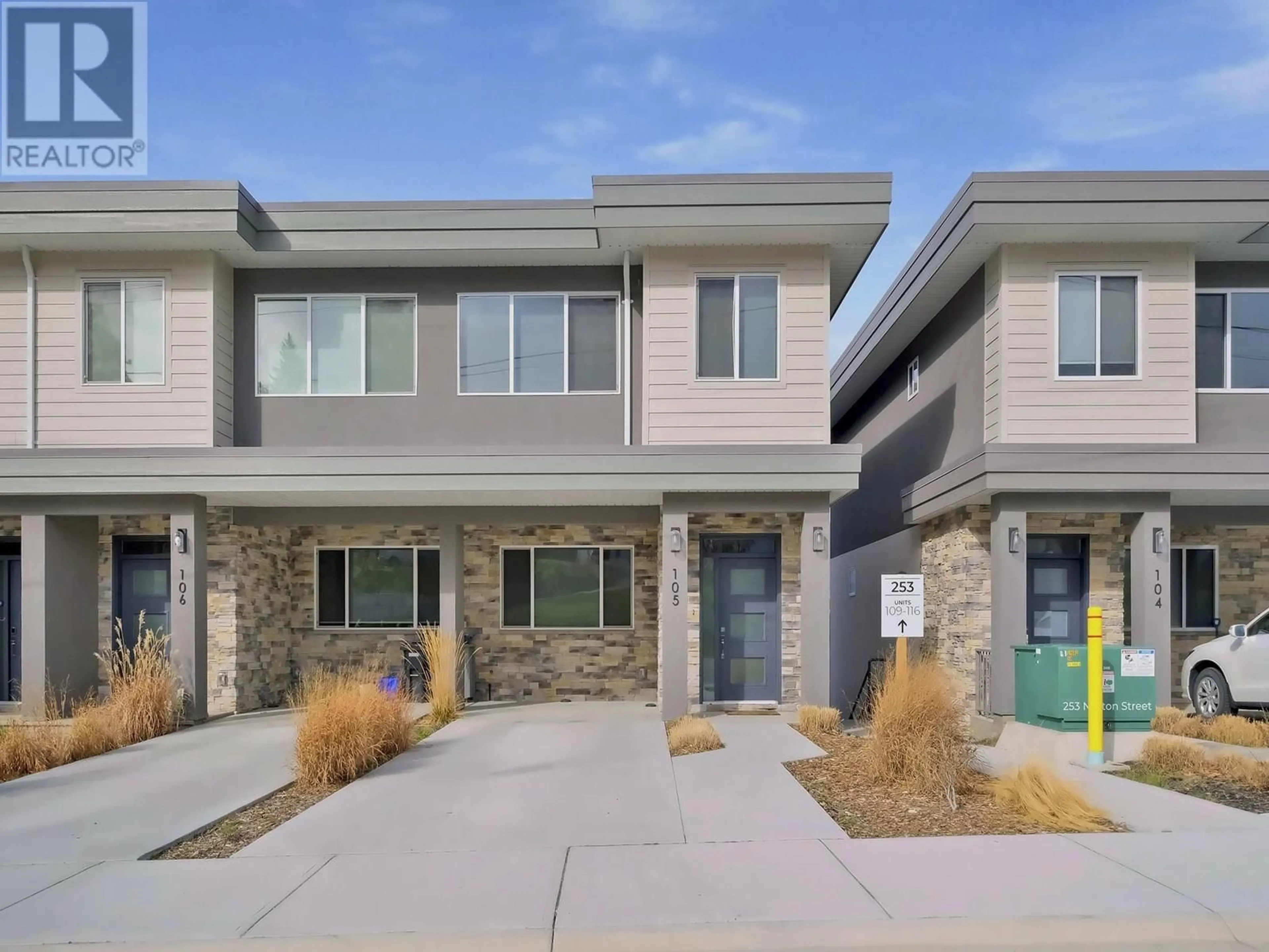 Home with vinyl exterior material, street for 105 - 253 NORTON STREET, Penticton British Columbia V2A4H8