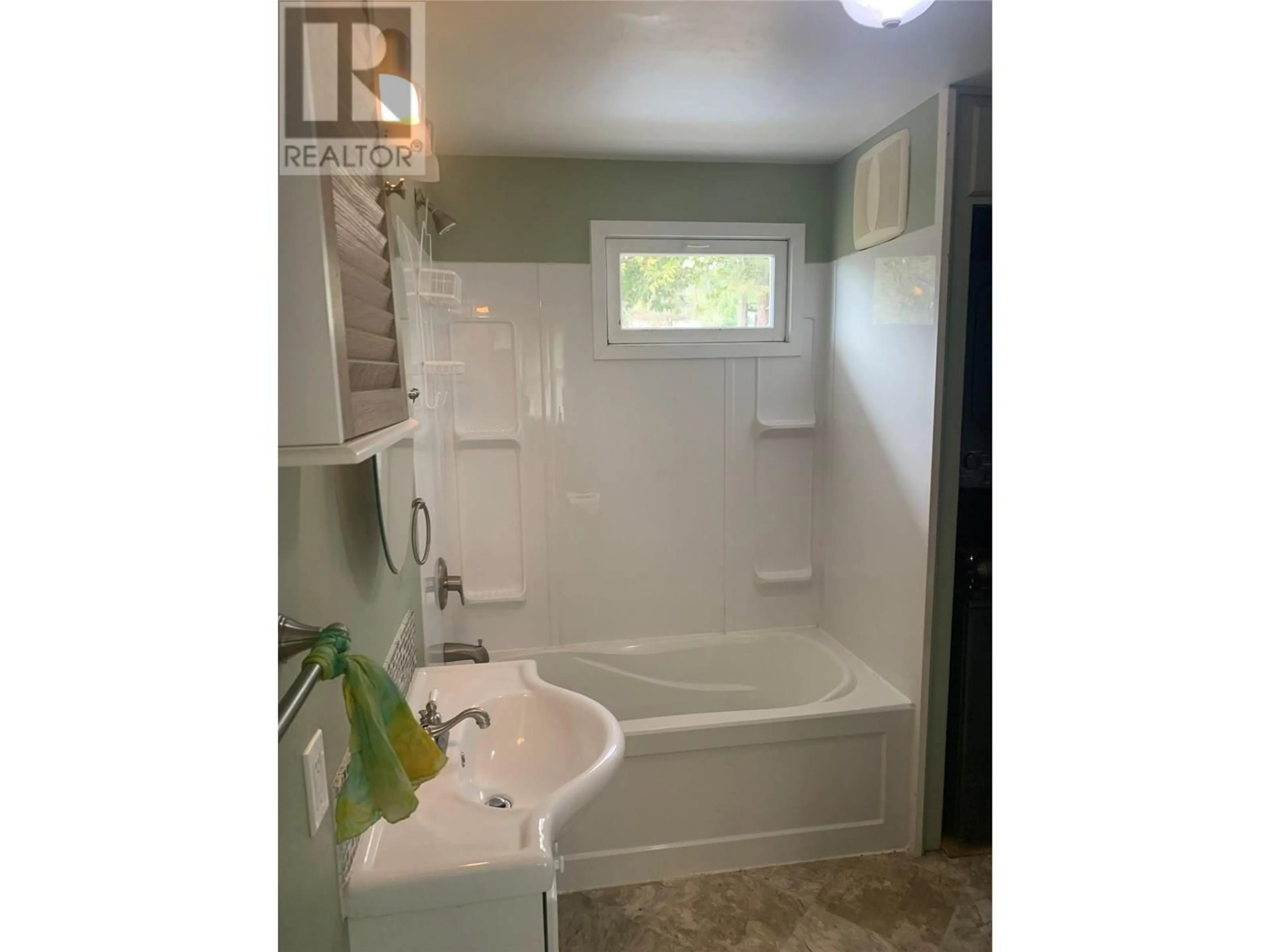 Standard bathroom, ceramic/tile floor for 572 6 HIGHWAY, Nakusp British Columbia V0G1R1