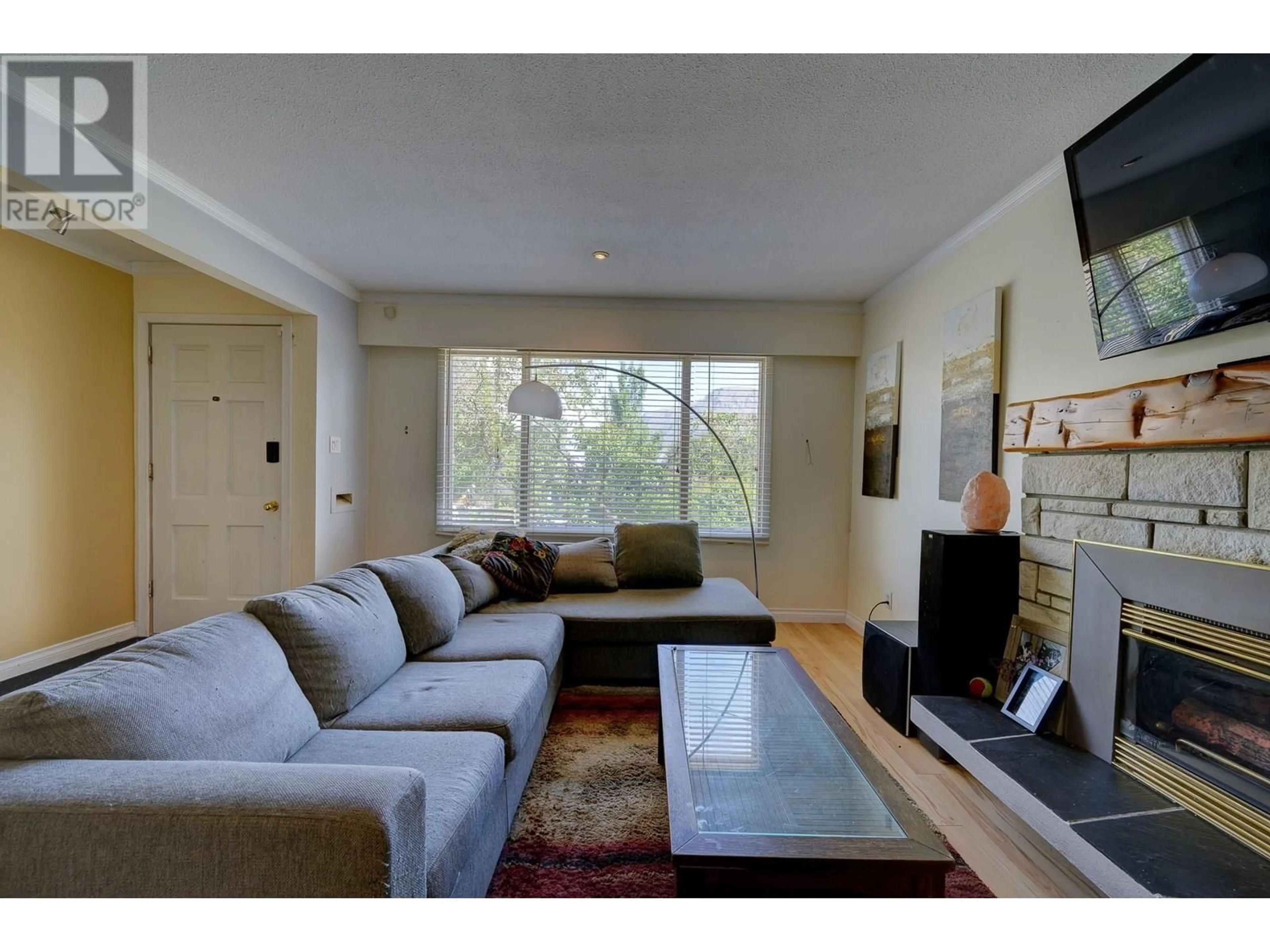 Living room with furniture, wood/laminate floor for 943 NICOLA STREET, Kamloops British Columbia V2C2R8