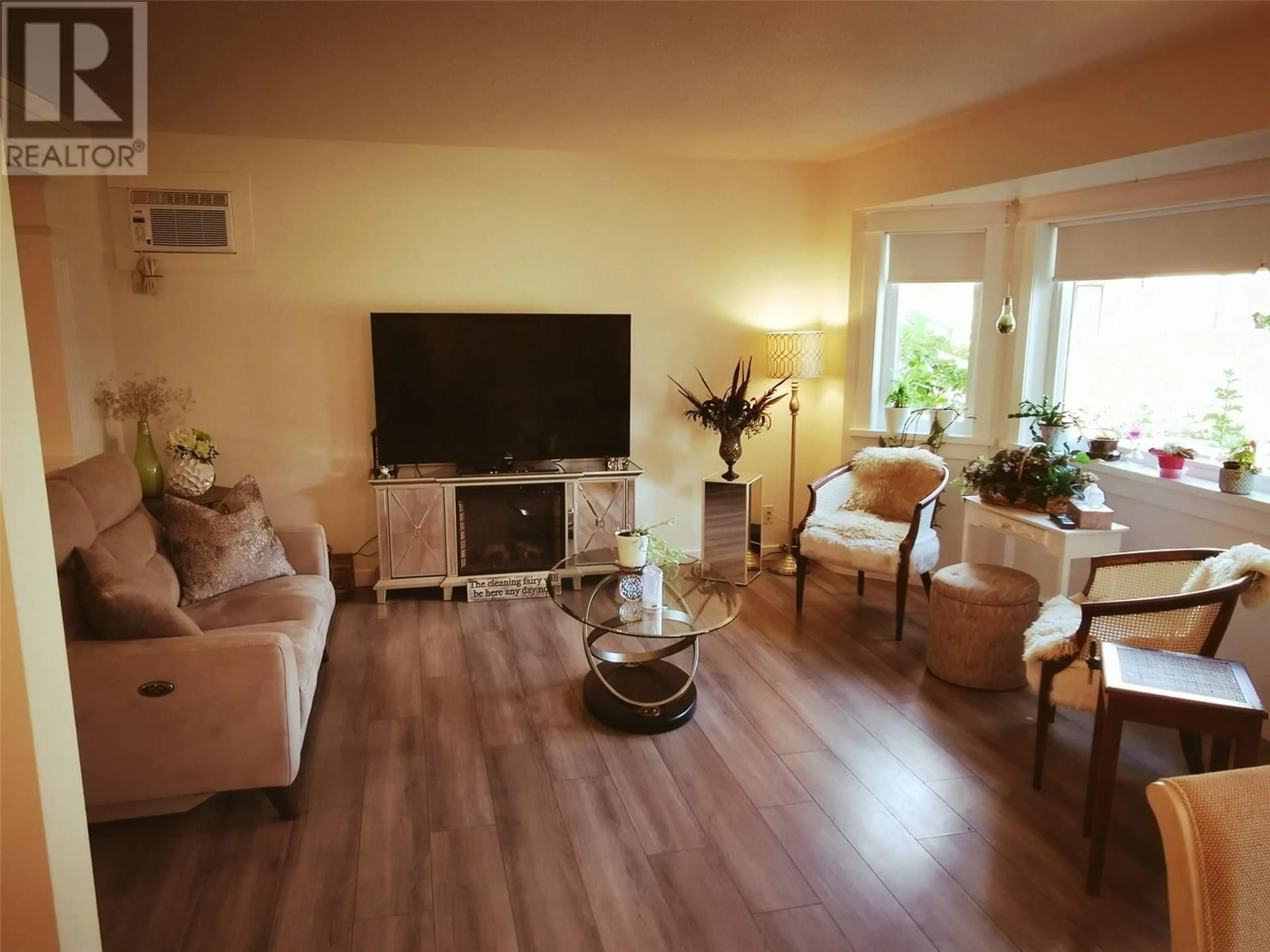 Living room with furniture, wood/laminate floor for 11 - 13620 VICTORIA ROAD NORTH, Summerland British Columbia V0H1Z0