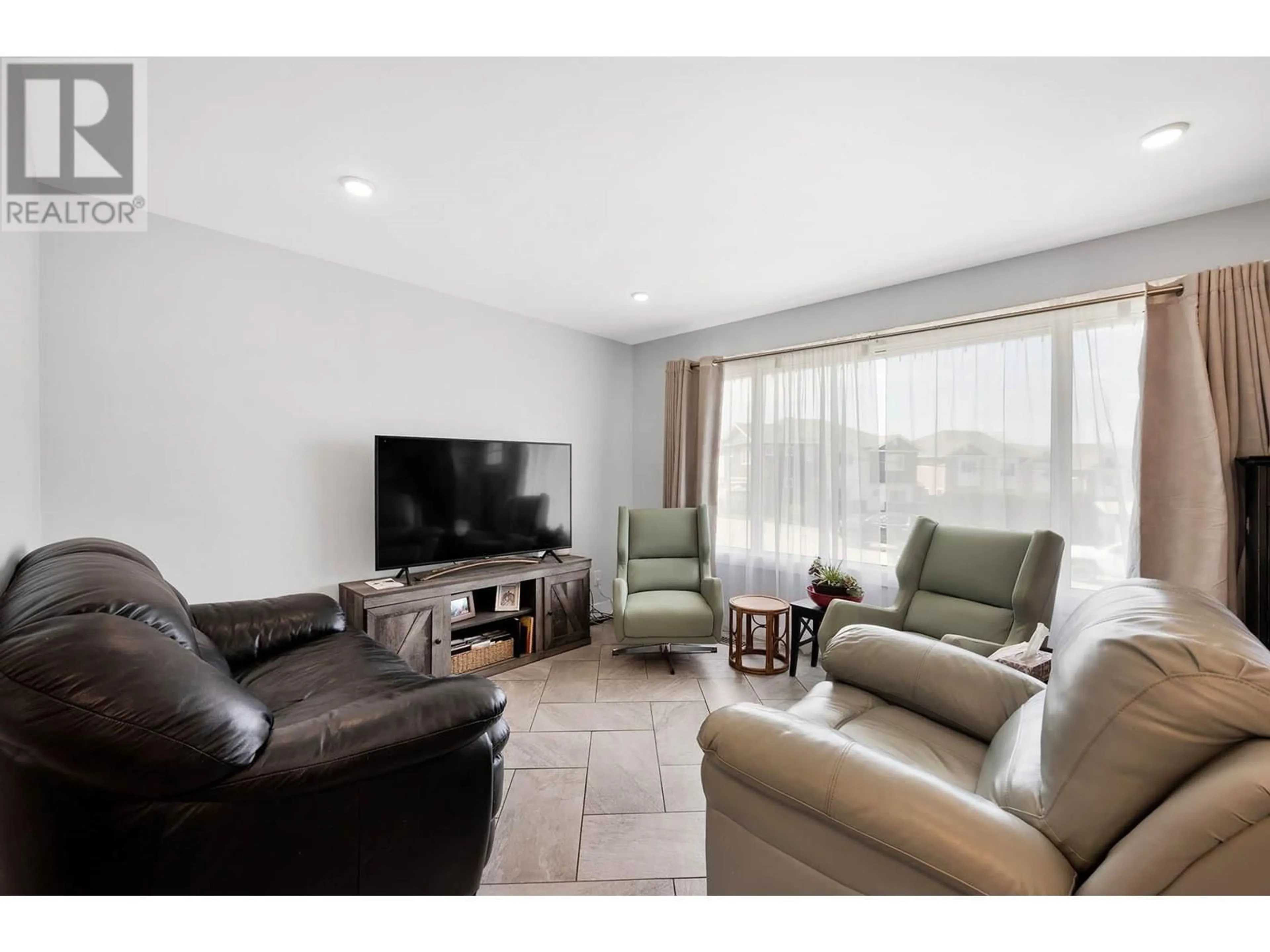 Living room with furniture, unknown for 925 FRASER STREET, Kamloops British Columbia V2C3H6