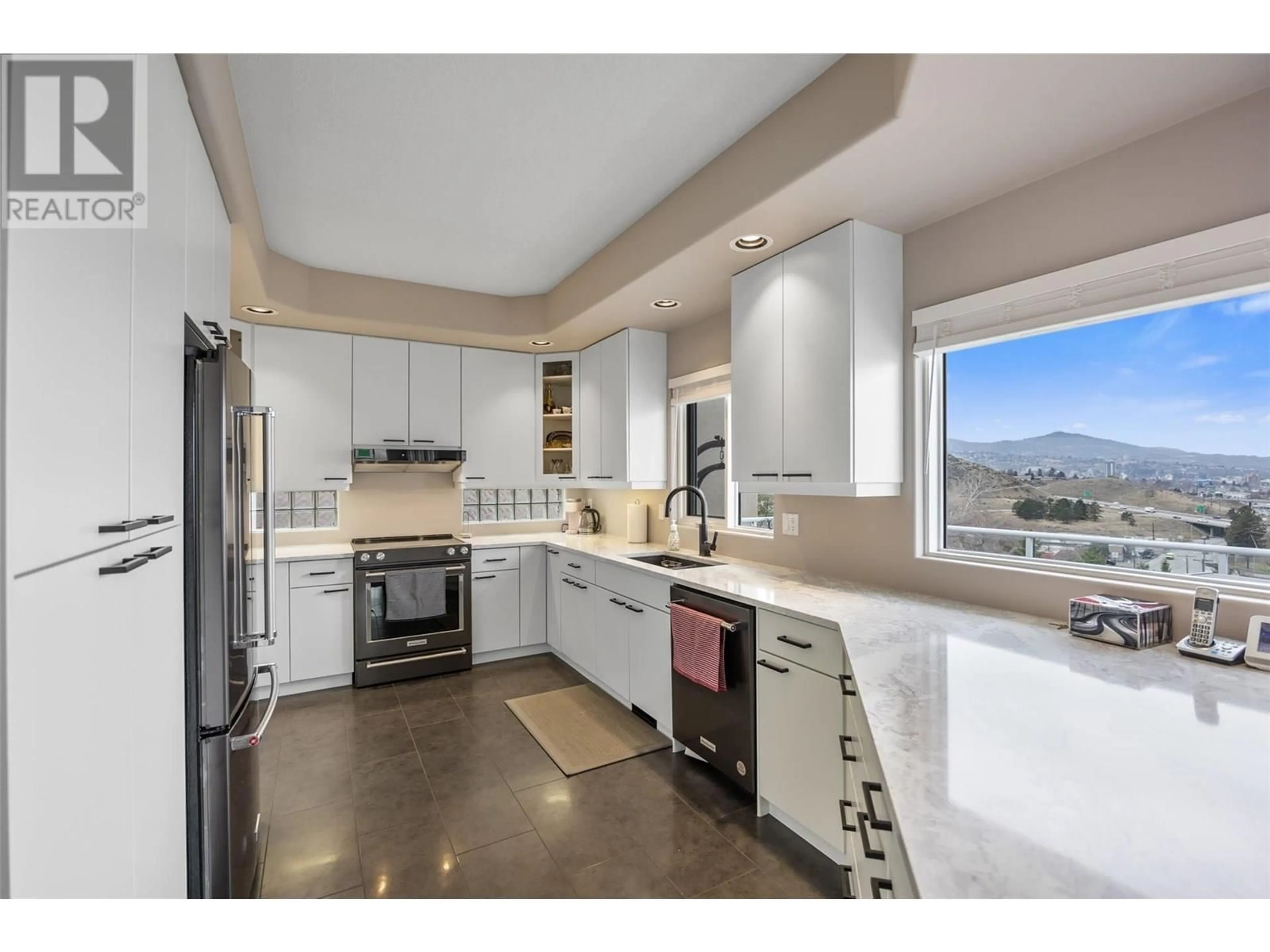 Open concept kitchen, ceramic/tile floor for 33 - 1651 VALLEYVIEW DRIVE, Kamloops British Columbia V2C0A4