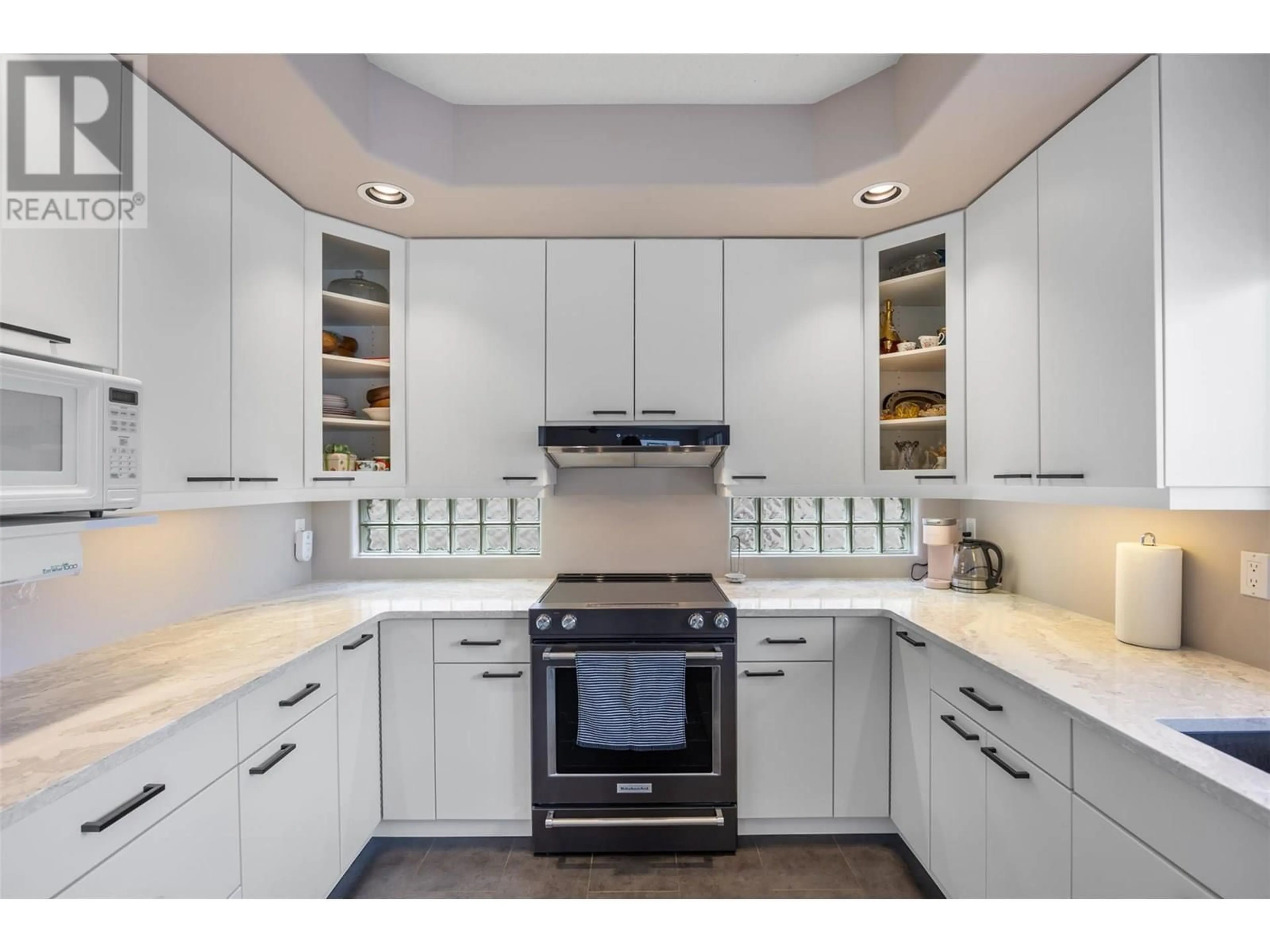 Contemporary kitchen, ceramic/tile floor for 33 - 1651 VALLEYVIEW DRIVE, Kamloops British Columbia V2C0A4