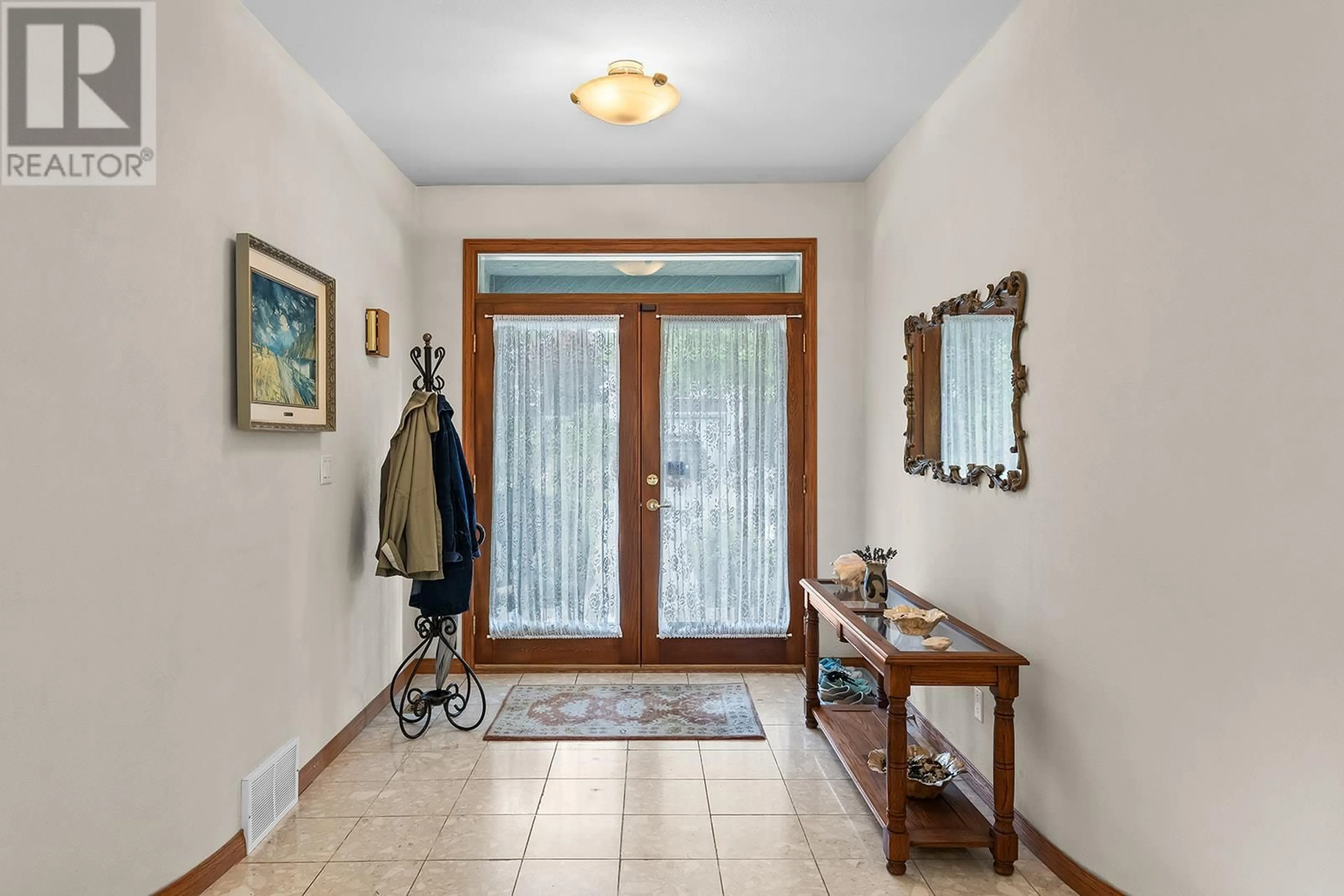 Indoor entryway for 463 CARONA CRESCENT, Kelowna British Columbia V1W3C6