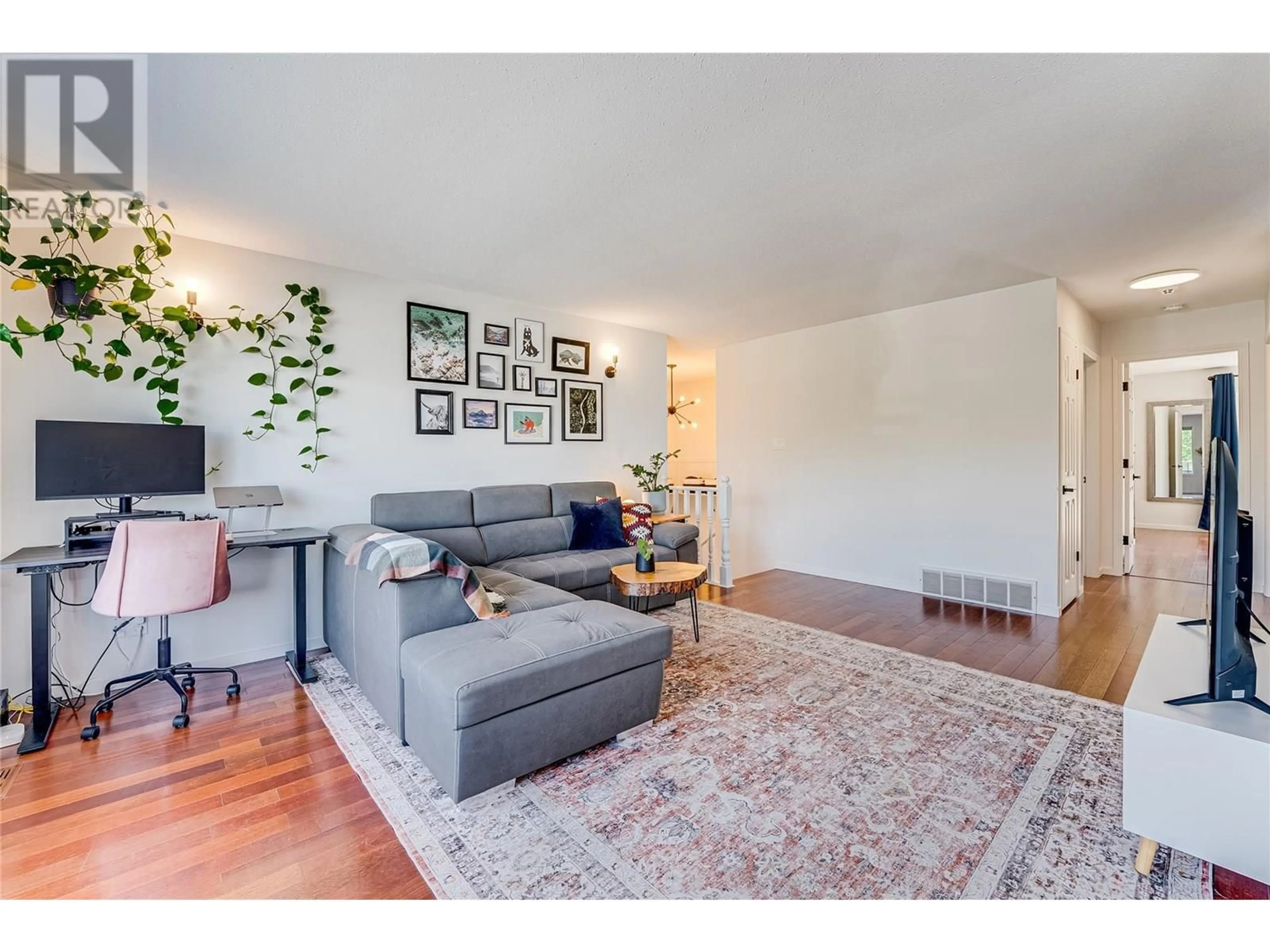 Living room with furniture, unknown for 4304 WESTVIEW DRIVE, Vernon British Columbia V1T7M6