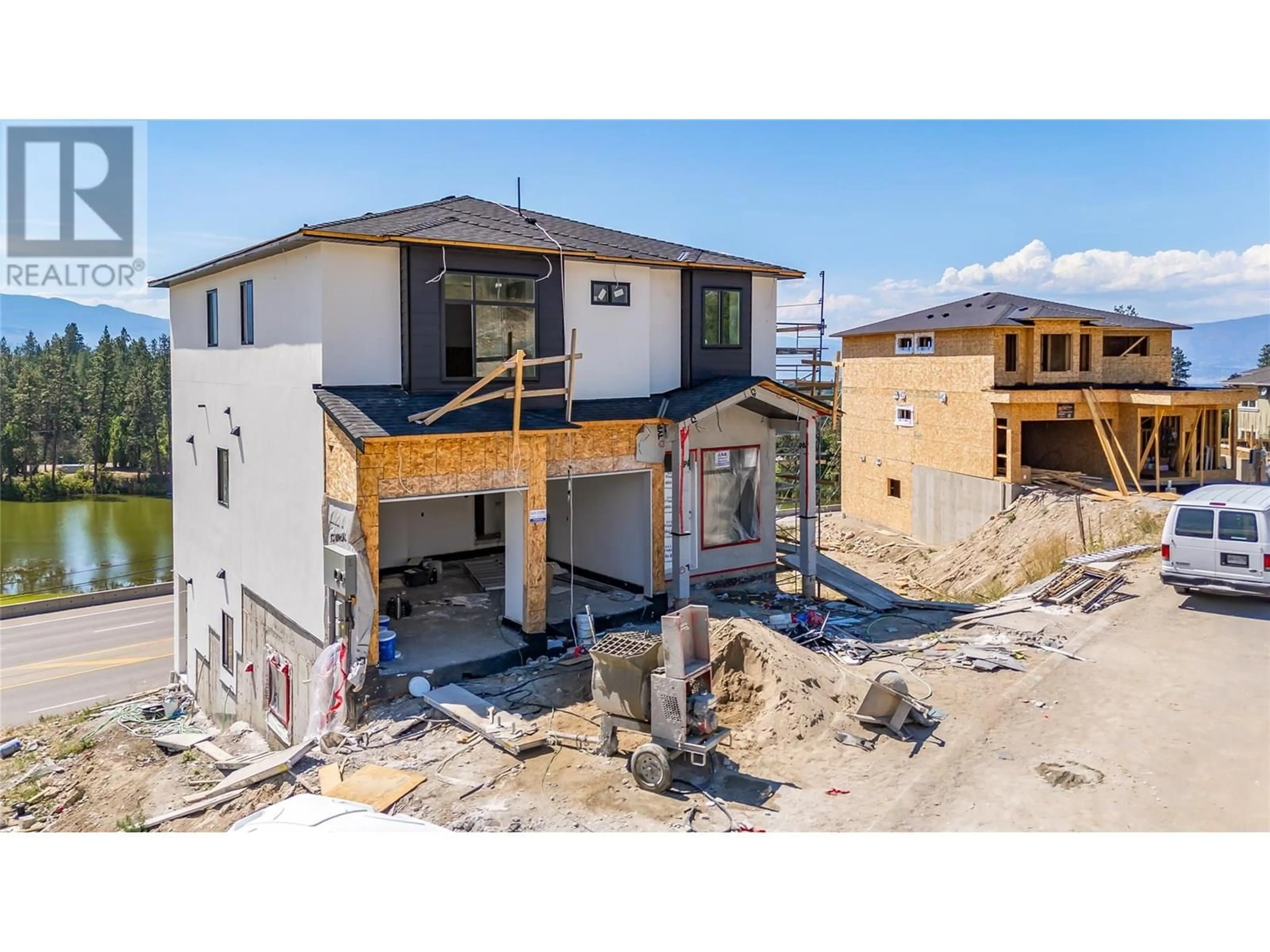 A pic from outside/outdoor area/front of a property/back of a property/a pic from drone, building for 1136 HUME AVENUE, Kelowna British Columbia V1P1S3