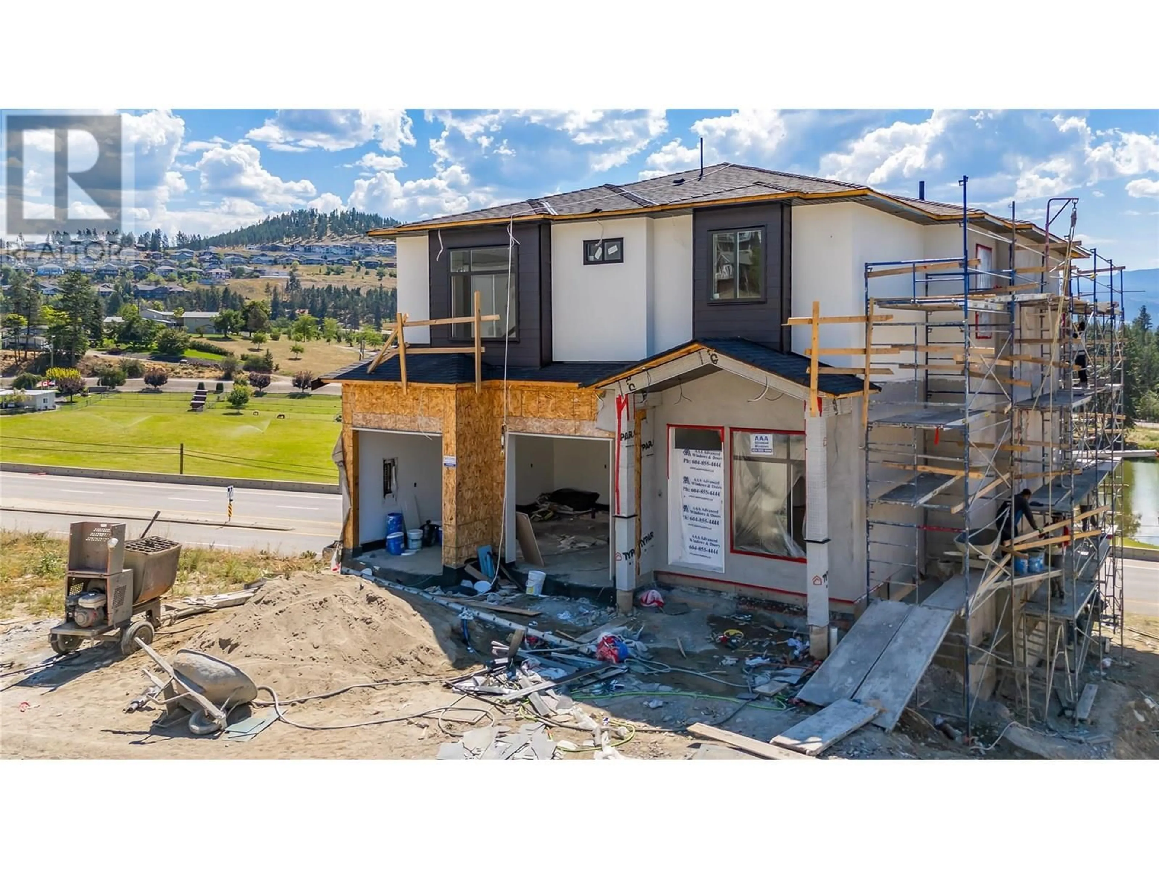 A pic from outside/outdoor area/front of a property/back of a property/a pic from drone, building for 1136 HUME AVENUE, Kelowna British Columbia V1P1S3