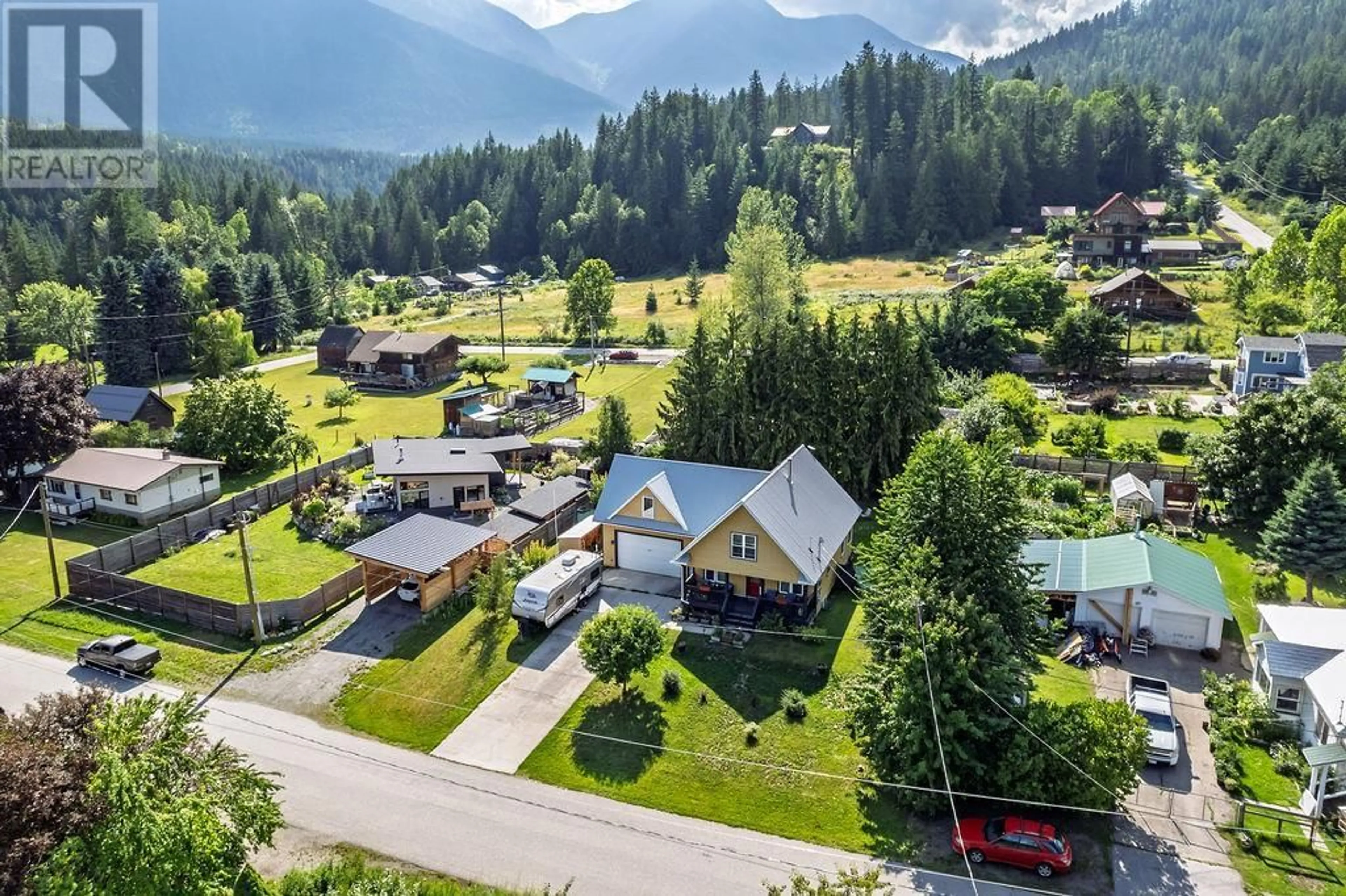 A pic from outside/outdoor area/front of a property/back of a property/a pic from drone, mountain view for 609 CRAFT STREET, Kaslo British Columbia V0G1M0