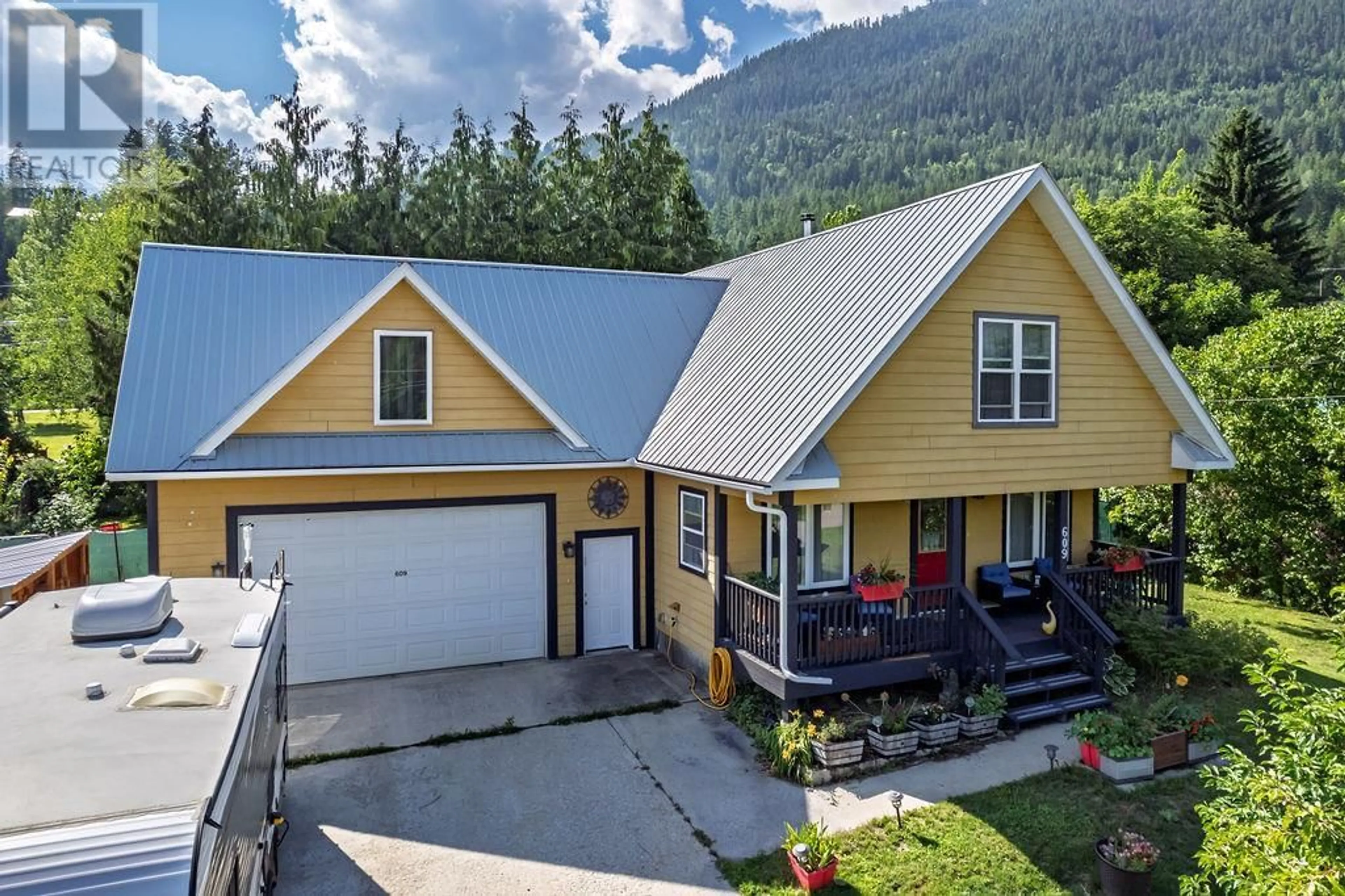 A pic from outside/outdoor area/front of a property/back of a property/a pic from drone, mountain view for 609 CRAFT STREET, Kaslo British Columbia V0G1M0