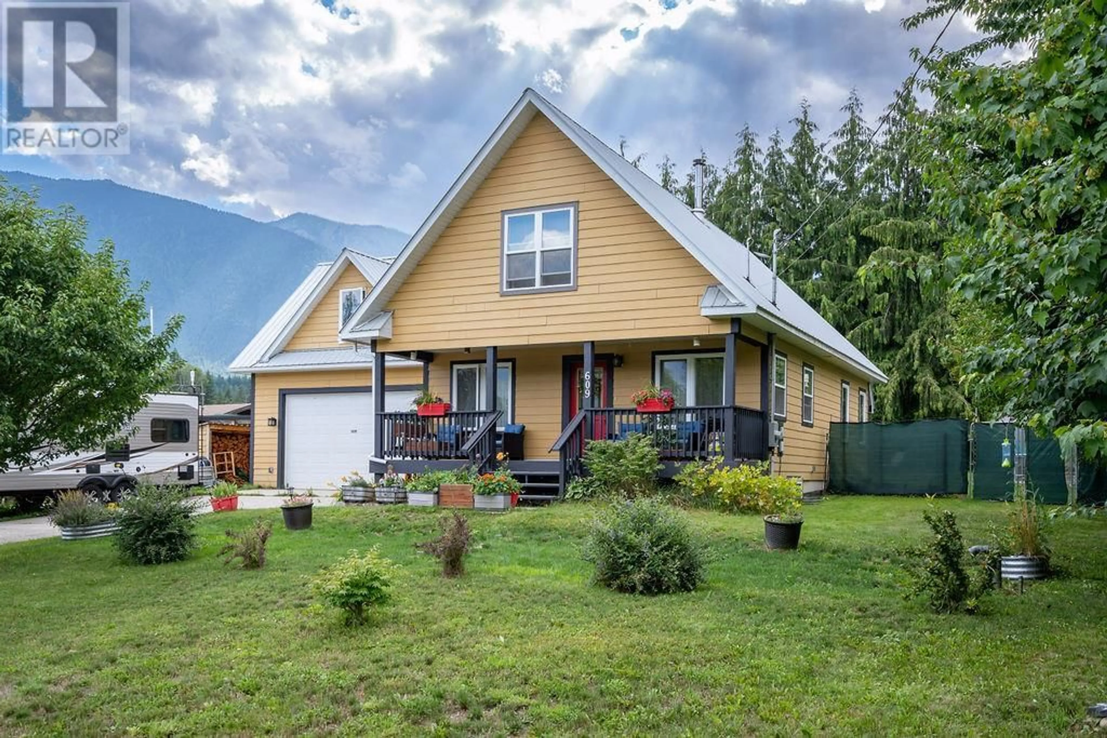 Home with vinyl exterior material, street for 609 CRAFT STREET, Kaslo British Columbia V0G1M0