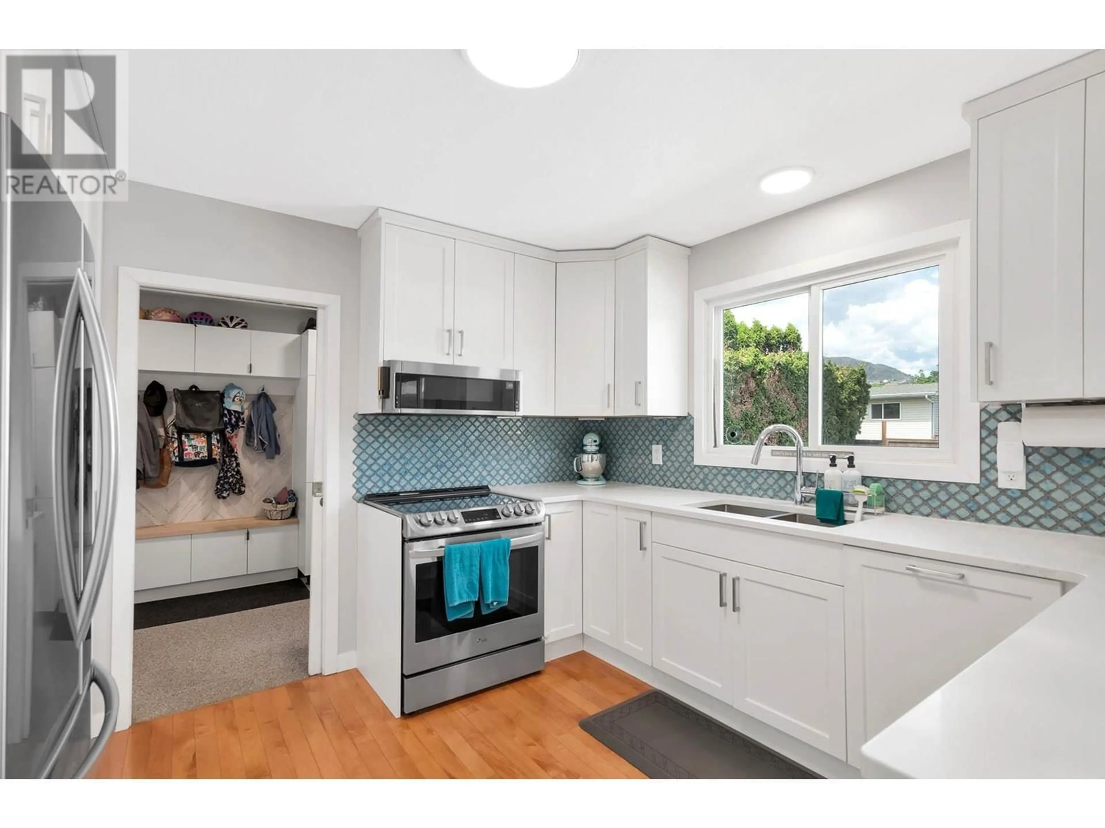 Open concept kitchen, ceramic/tile floor for 678 YORK AVENUE, Kamloops British Columbia V2B2A5
