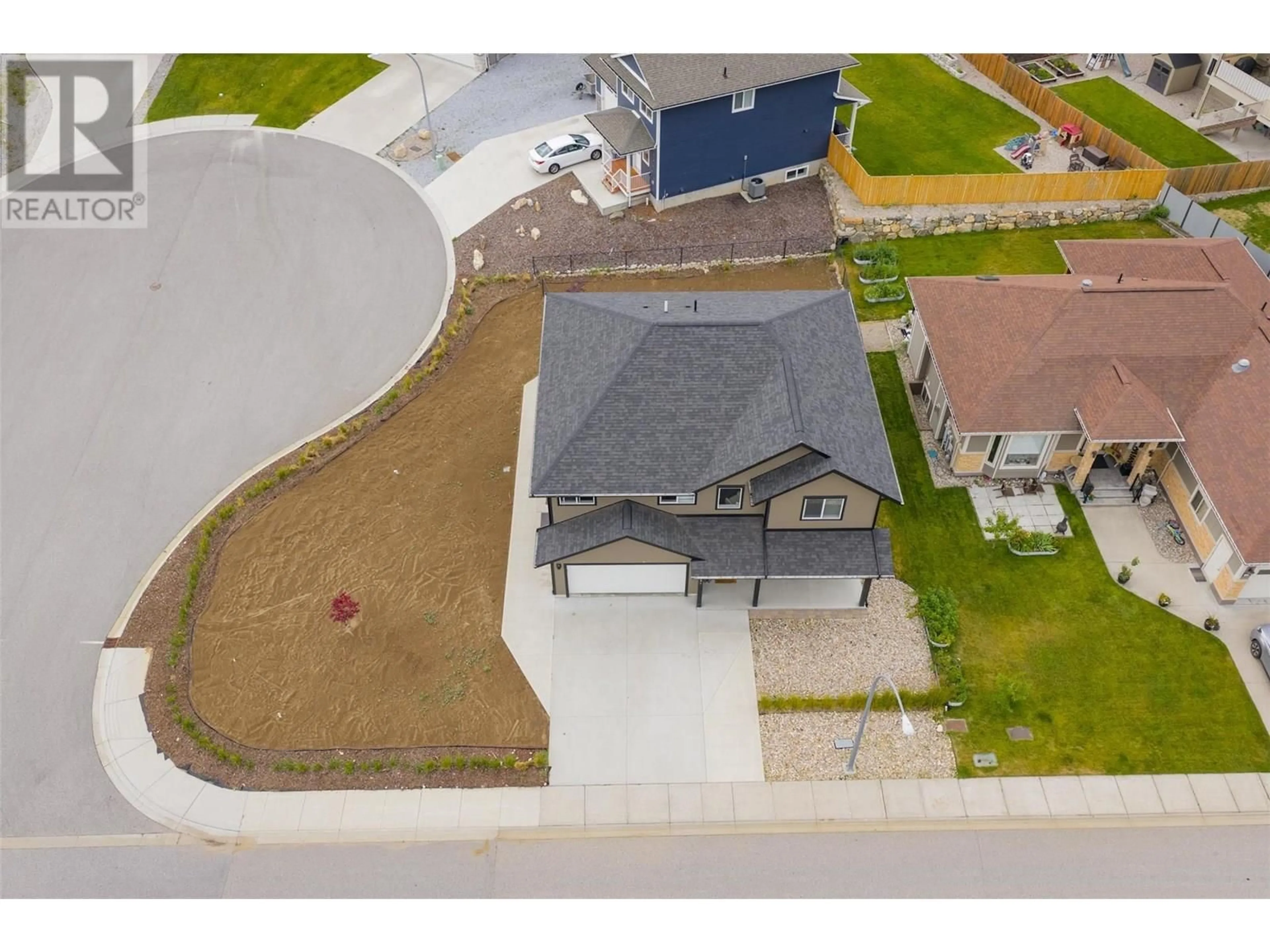 A pic from outside/outdoor area/front of a property/back of a property/a pic from drone, street for 3904 GRANDVIEW DRIVE, Castlegar British Columbia V1N4X9