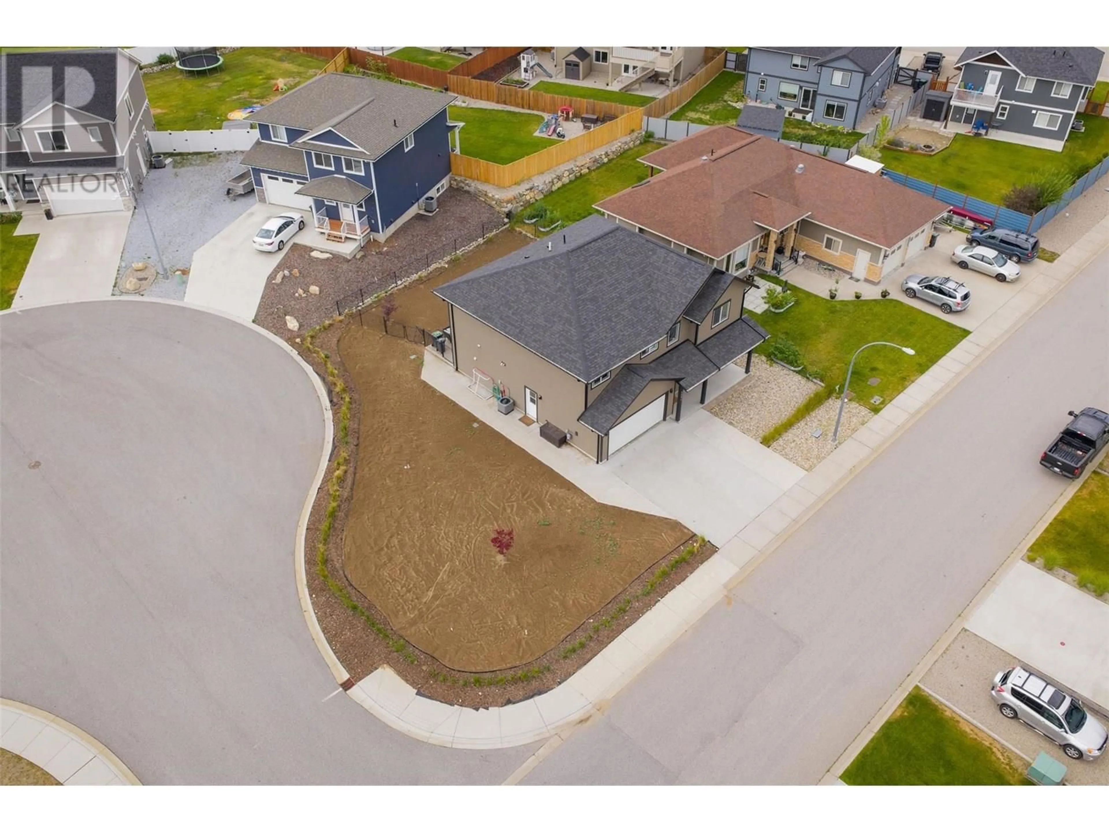 A pic from outside/outdoor area/front of a property/back of a property/a pic from drone, street for 3904 GRANDVIEW DRIVE, Castlegar British Columbia V1N4X9