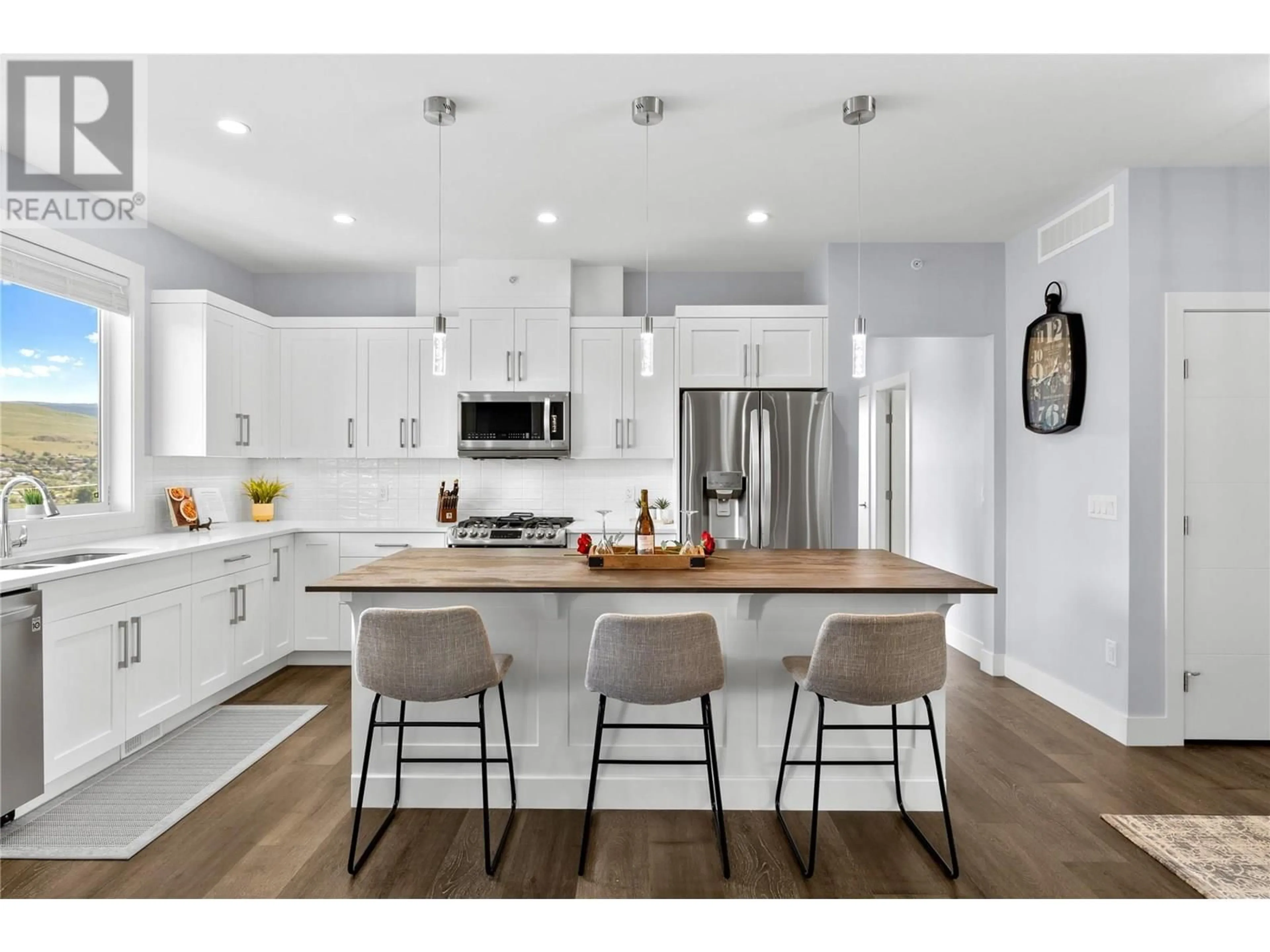 Open concept kitchen, wood/laminate floor for 11562 MIDDLETON ROAD SOUTH, Lake Country British Columbia V4V1G6