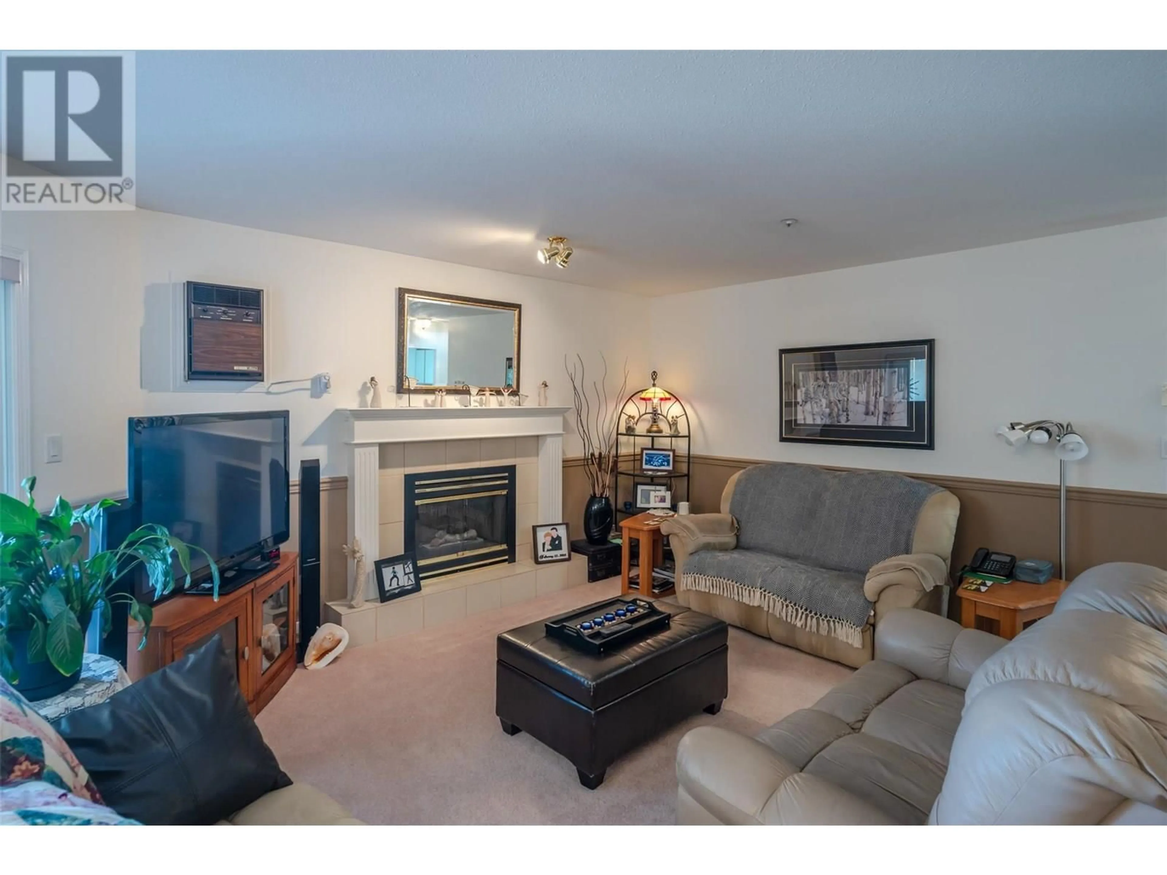 Living room with furniture, unknown for 403 - 1750 ATKINSON STREET, Penticton British Columbia V2A7M6