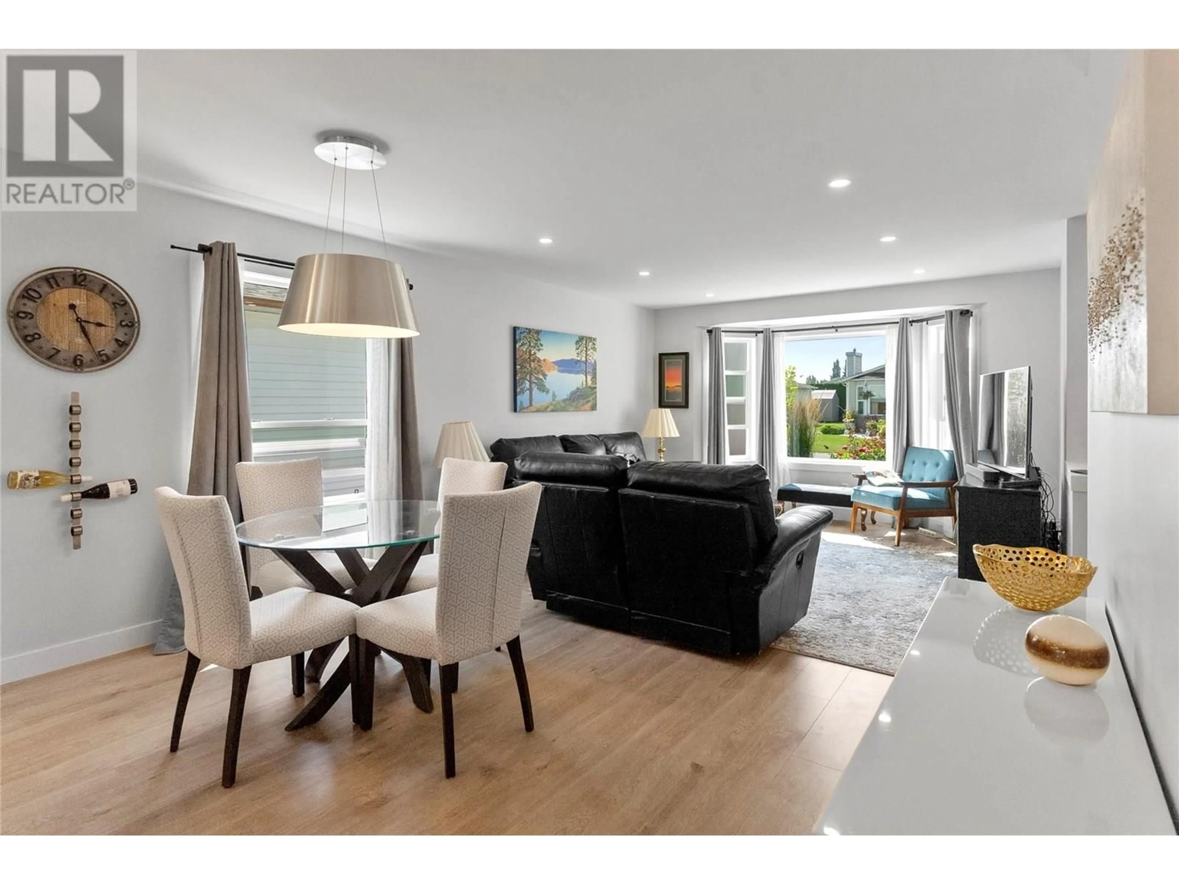 Living room with furniture, wood/laminate floor for 567 - 1255 RAYMER AVENUE, Kelowna British Columbia V1W3S3