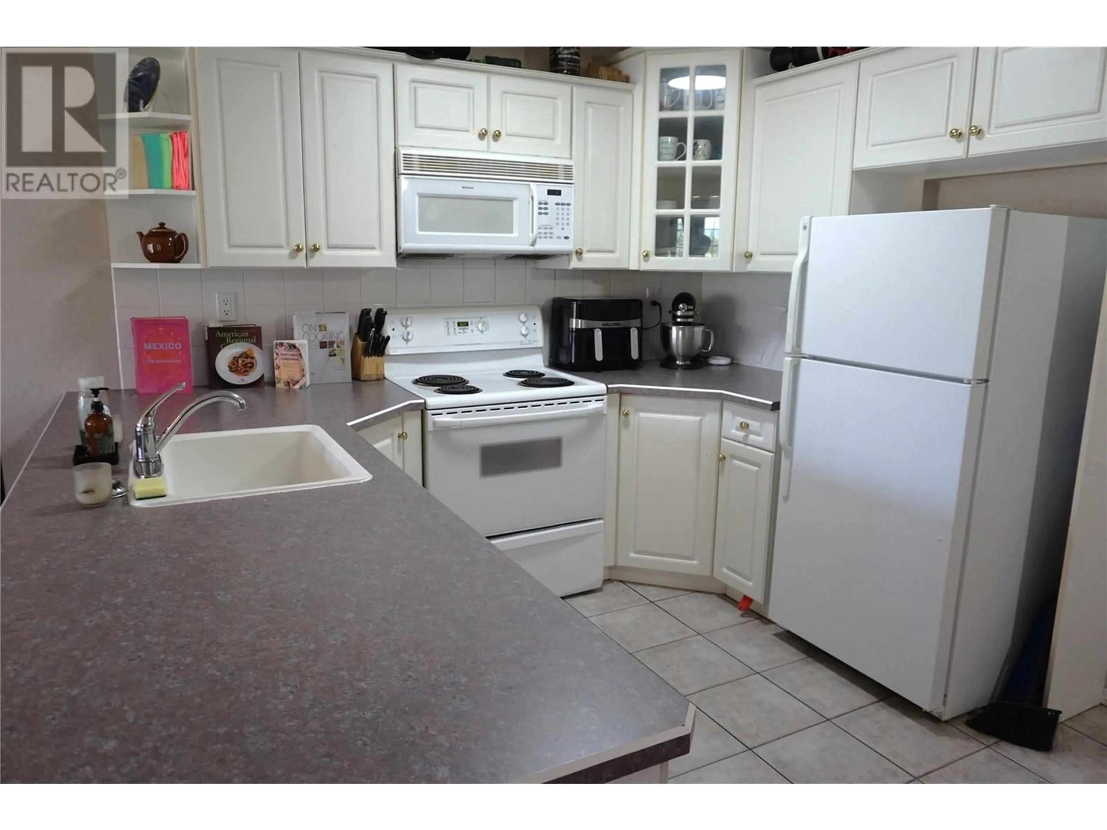 Standard kitchen, unknown for 5014A - 5052 RIVERVIEW ROAD, Fairmont Hot Springs British Columbia V0B1L1
