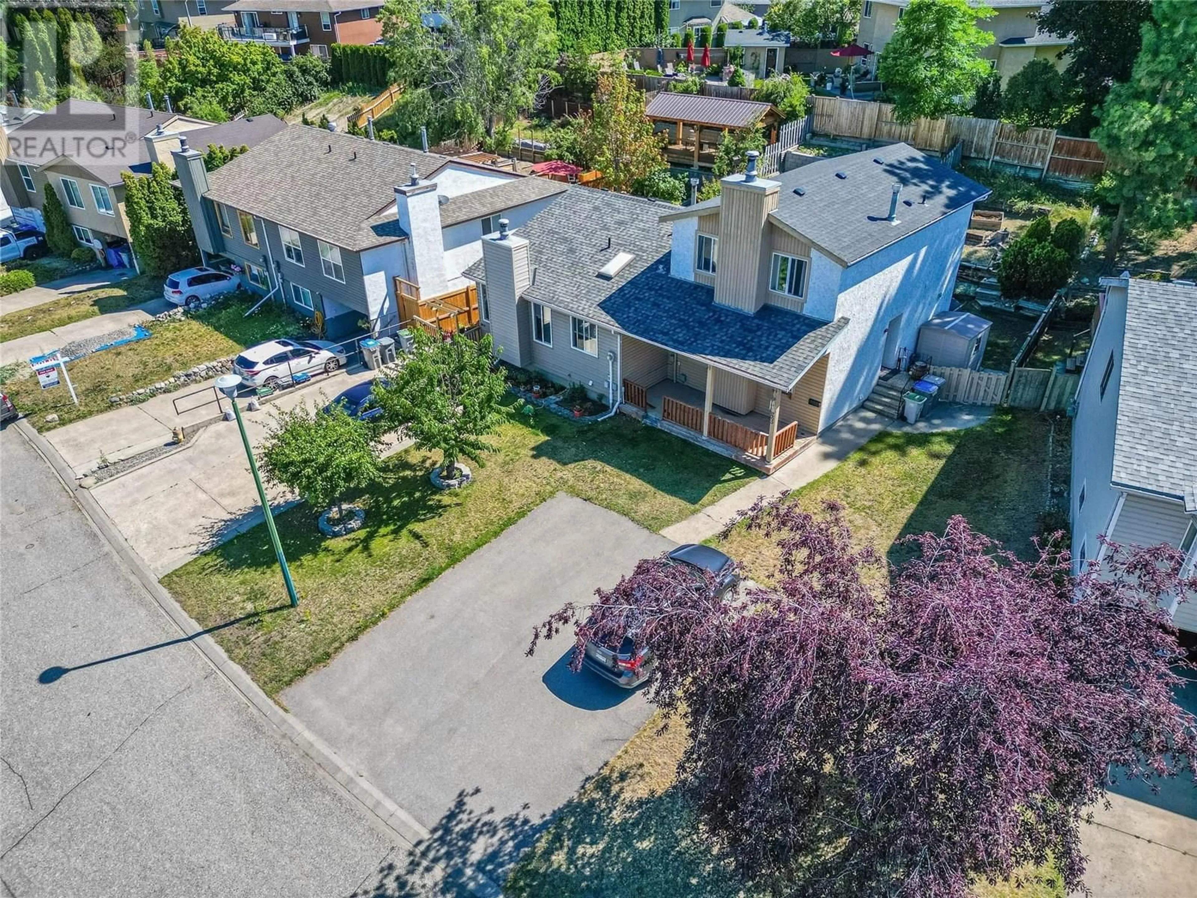 A pic from outside/outdoor area/front of a property/back of a property/a pic from drone, street for 265 HOLLYBURN DRIVE, Kamloops British Columbia V2E1Y9