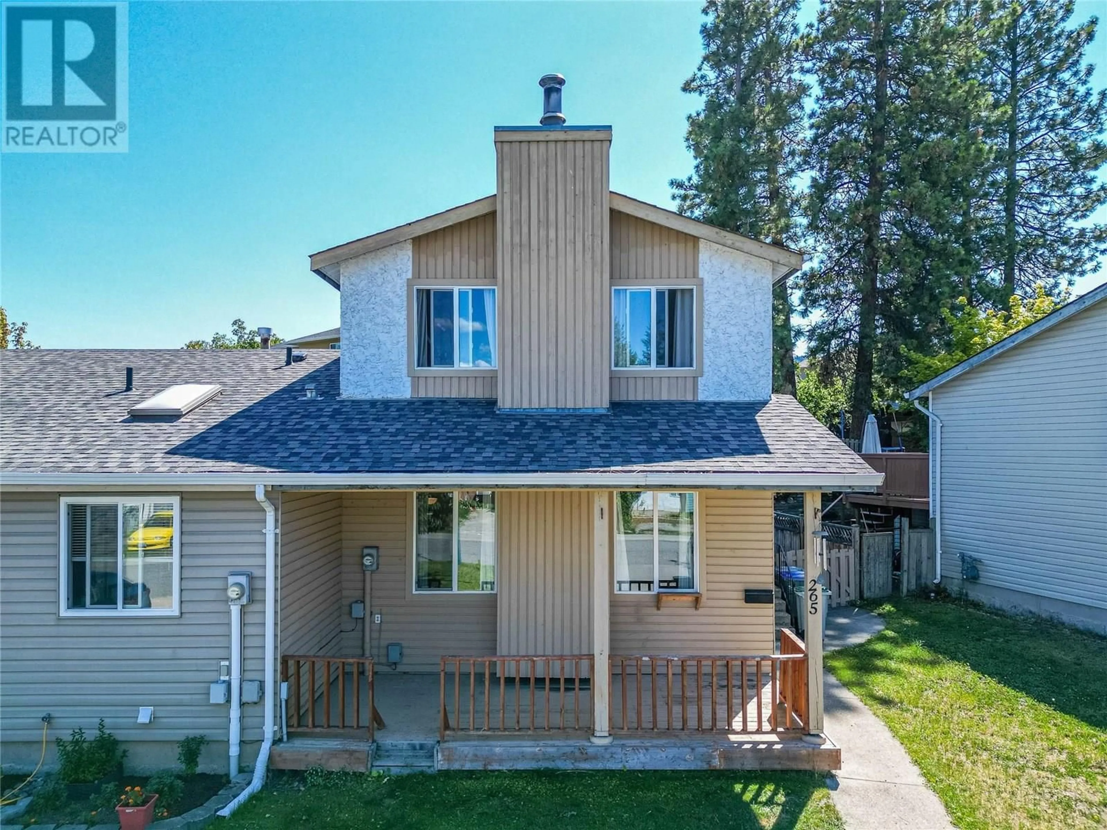 Home with vinyl exterior material, street for 265 HOLLYBURN DRIVE, Kamloops British Columbia V2E1Y9
