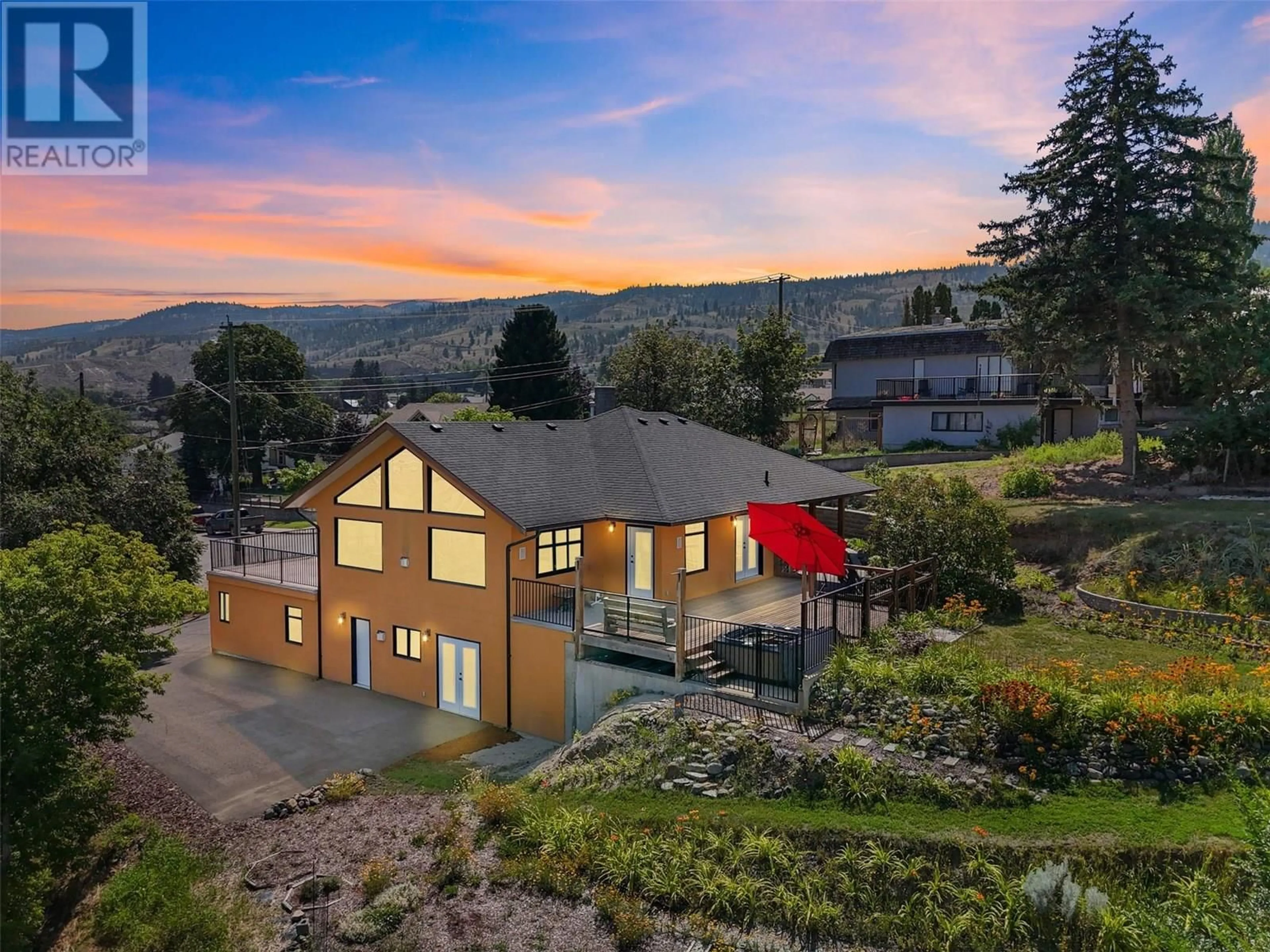 A pic from outside/outdoor area/front of a property/back of a property/a pic from drone, mountain view for 880 6TH AVENUE, Kamloops British Columbia V2C3S1