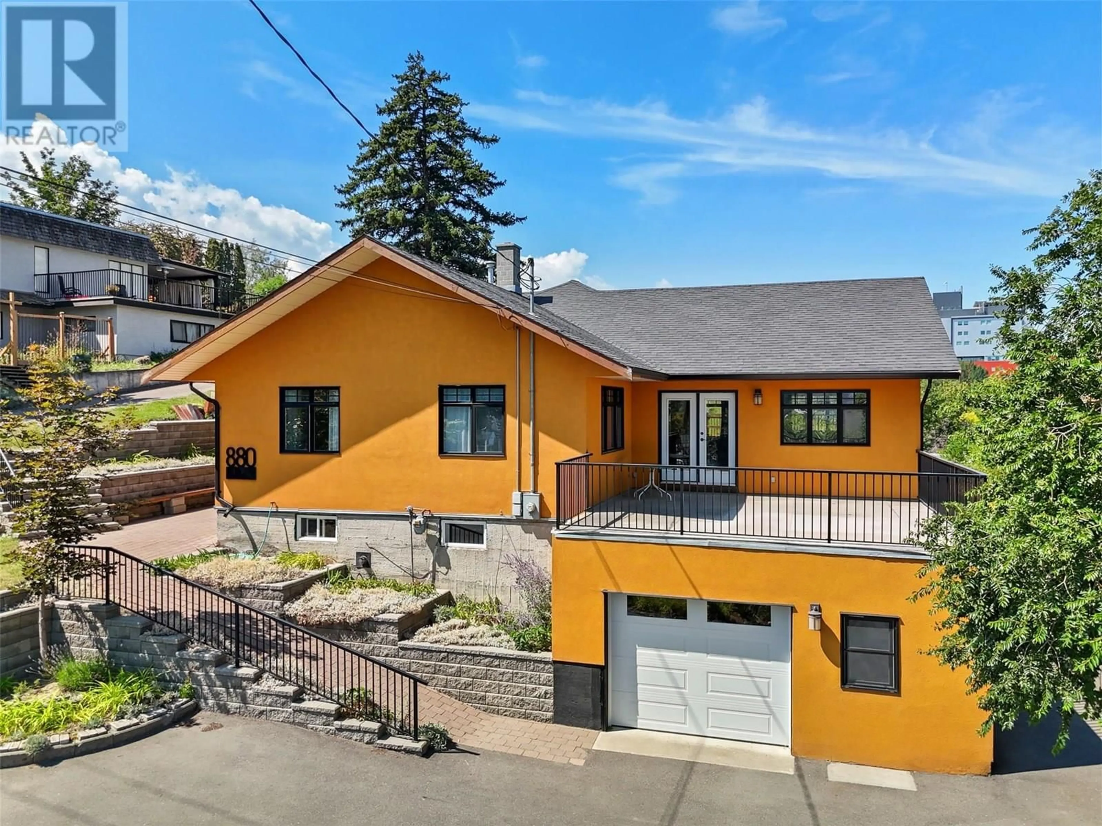 Home with vinyl exterior material, street for 880 6TH AVENUE, Kamloops British Columbia V2C3S1