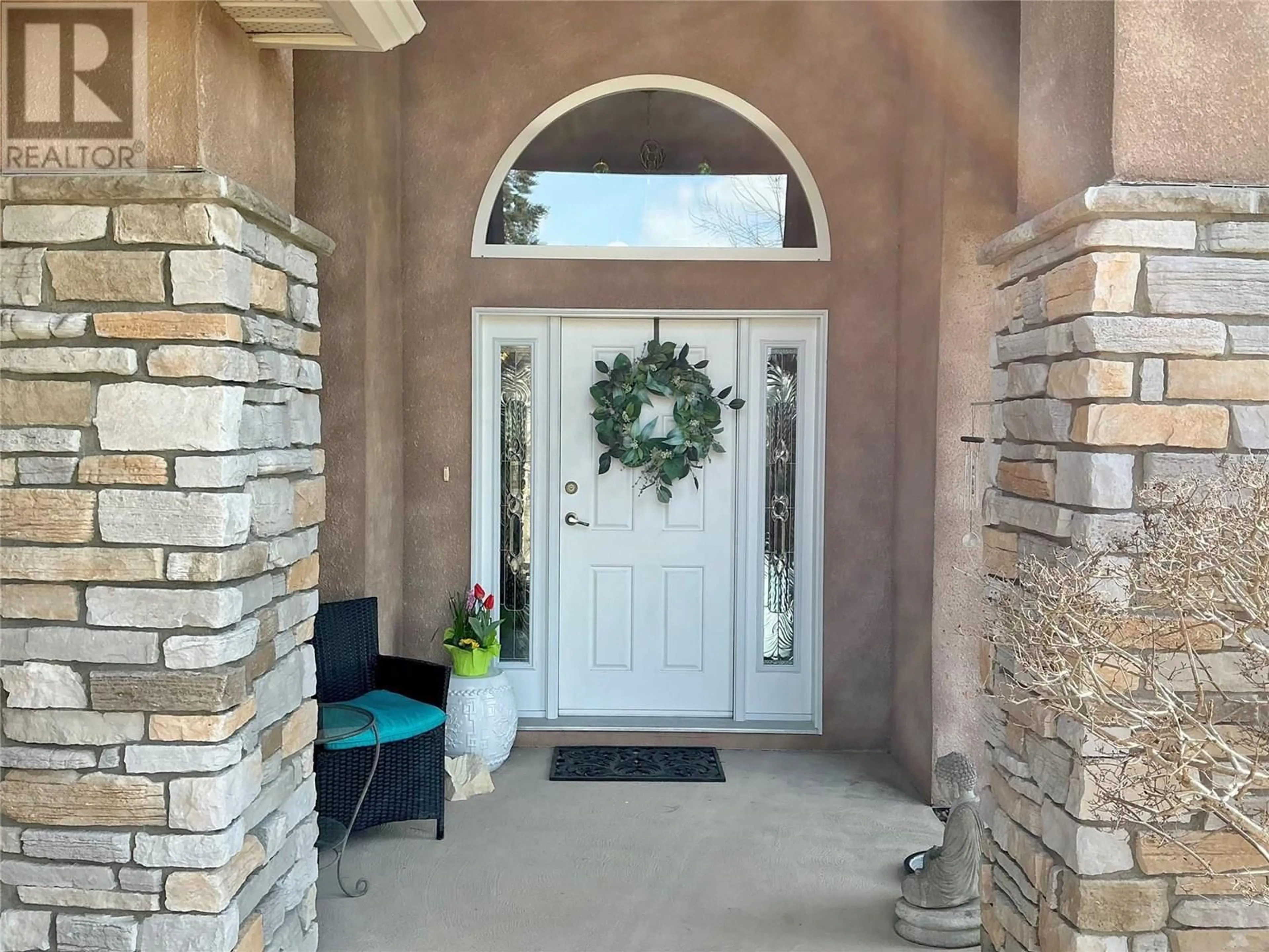 Indoor entryway for 2523 GOLF VIEW CRESCENT, Blind Bay British Columbia V0E1H1