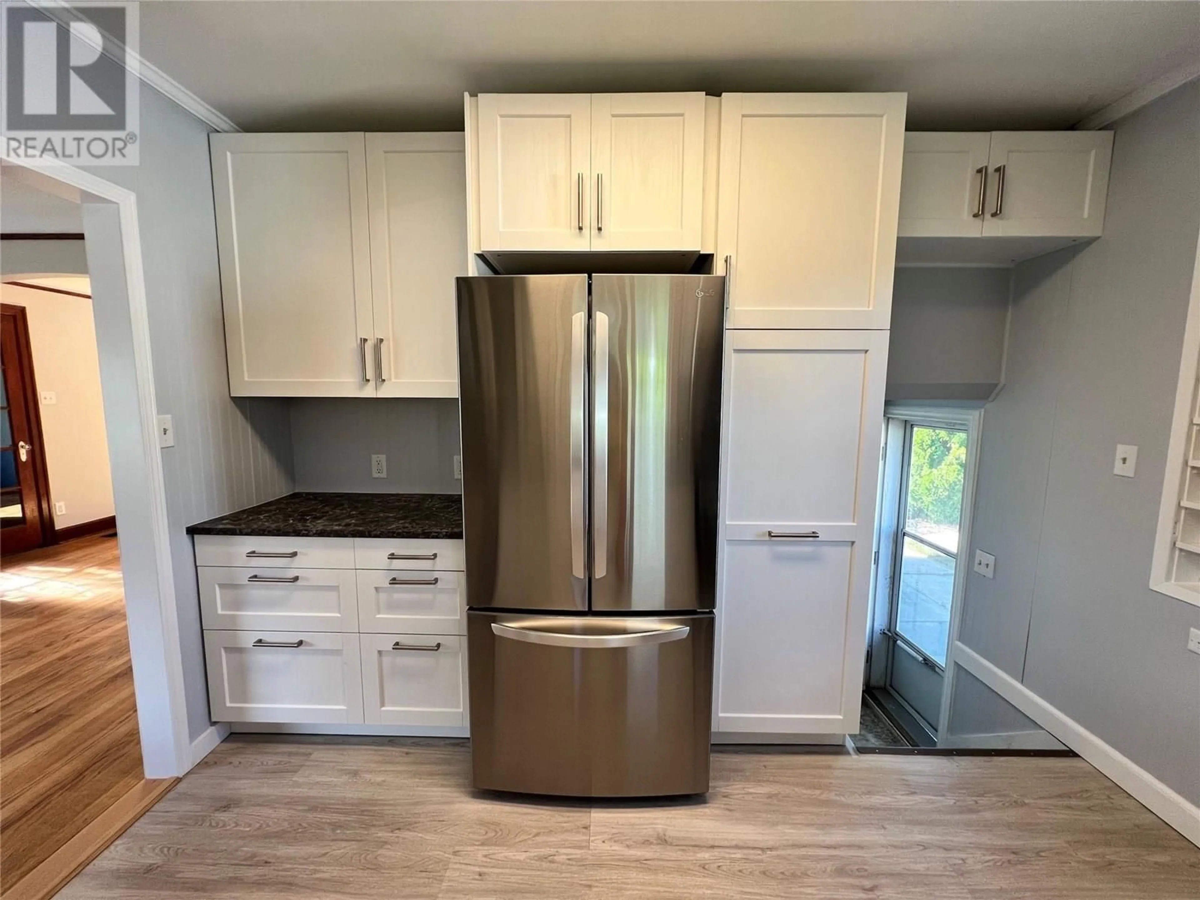 Open concept kitchen, wood/laminate floor for 1237 COLUMBIA AVENUE, Trail British Columbia V1R1J3