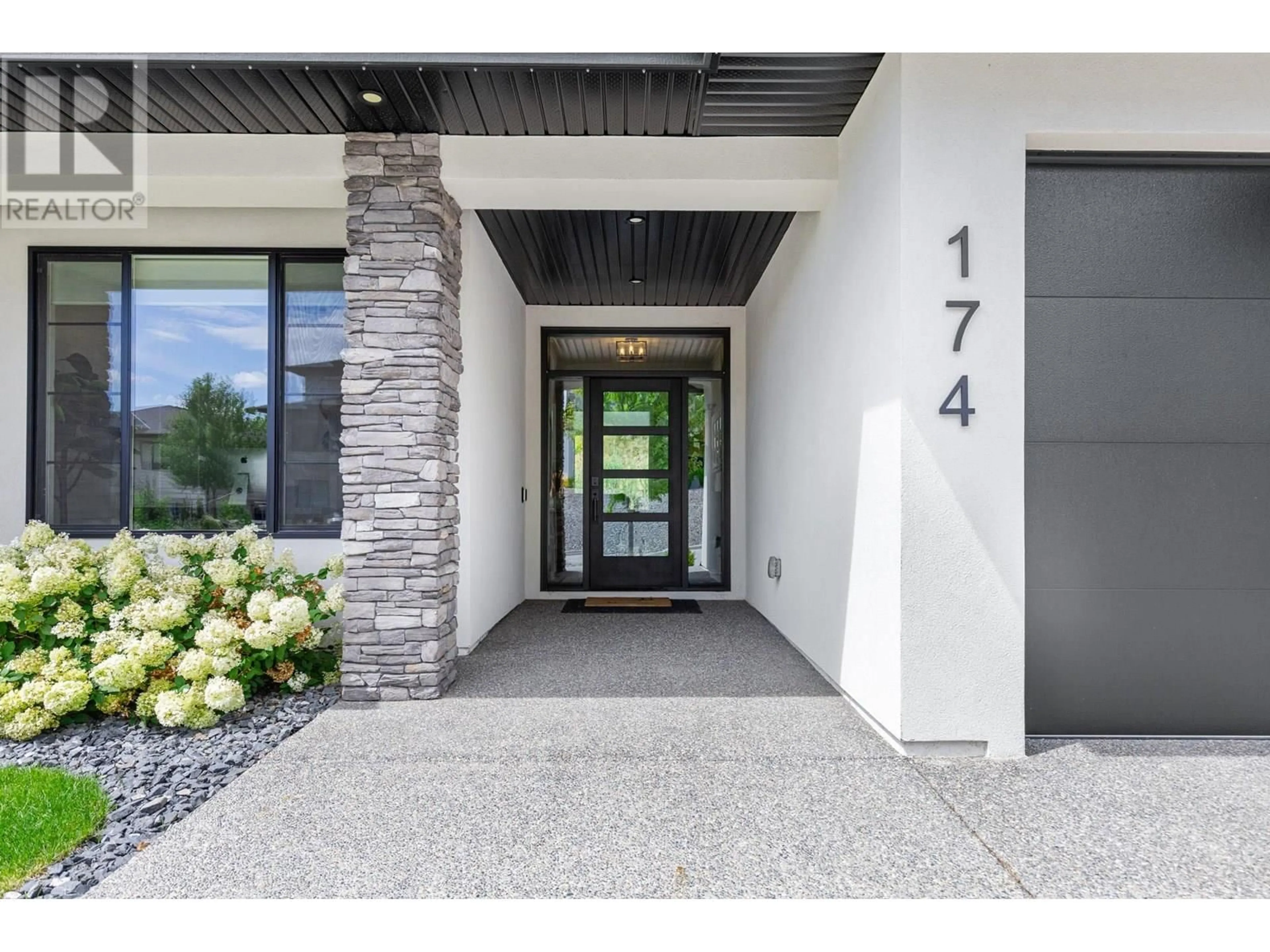 Indoor entryway for 174 ECHO RIDGE DRIVE, Kelowna British Columbia V1V0C9
