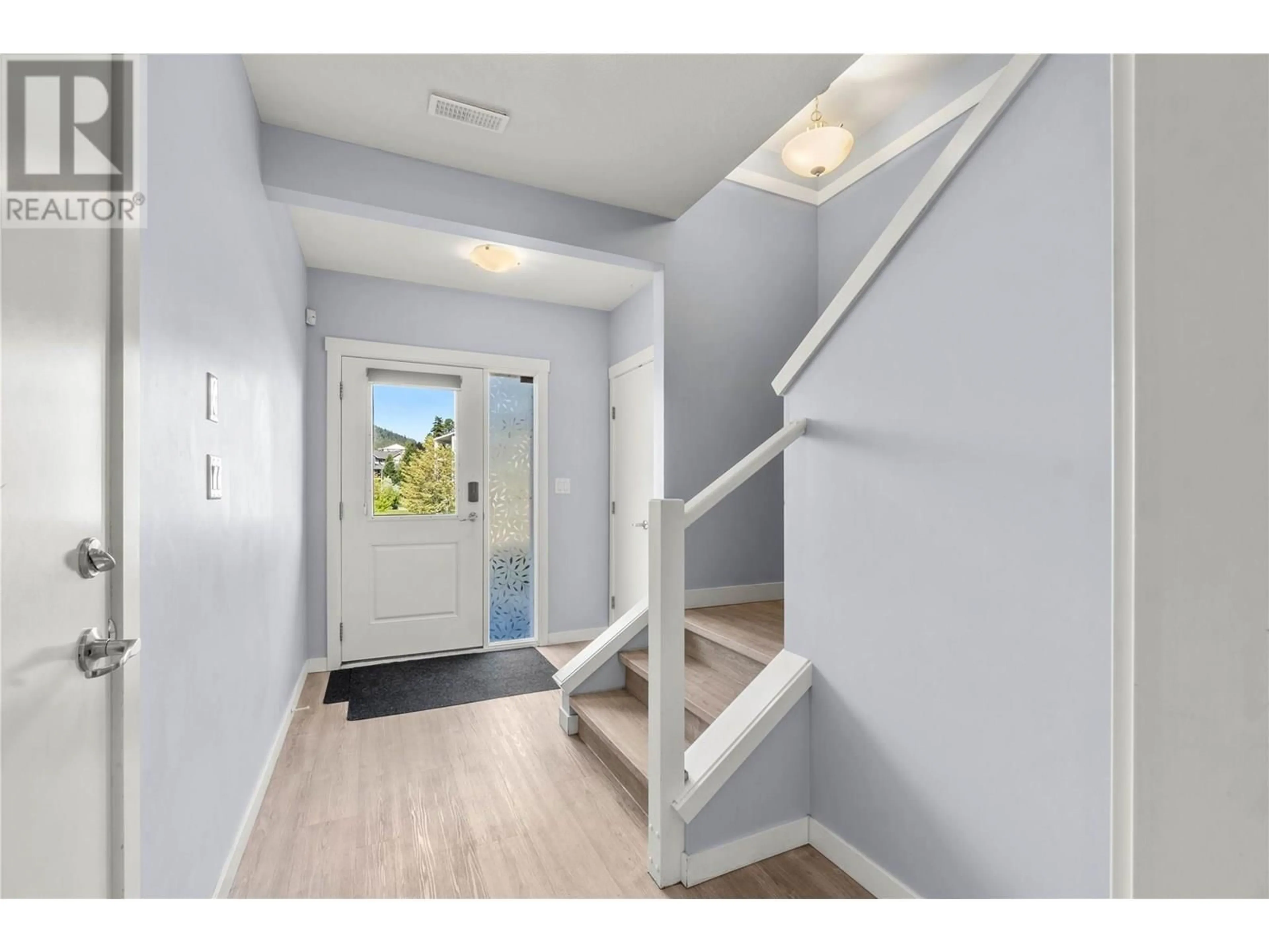 Indoor entryway for 3 - 1711 COPPERHEAD DRIVE, Kamloops British Columbia V1S0C2