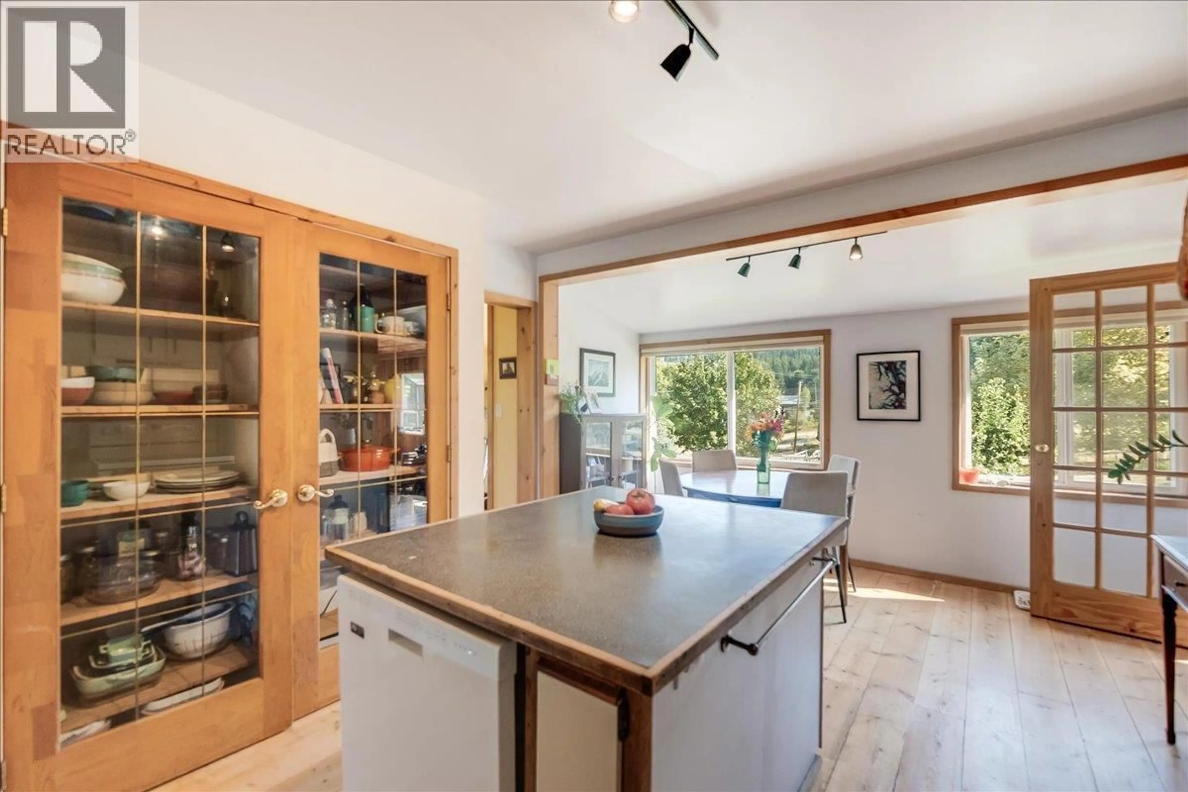 Contemporary kitchen, unknown for 3051 FOFONOW ROAD, Nelson British Columbia V1L6Y5