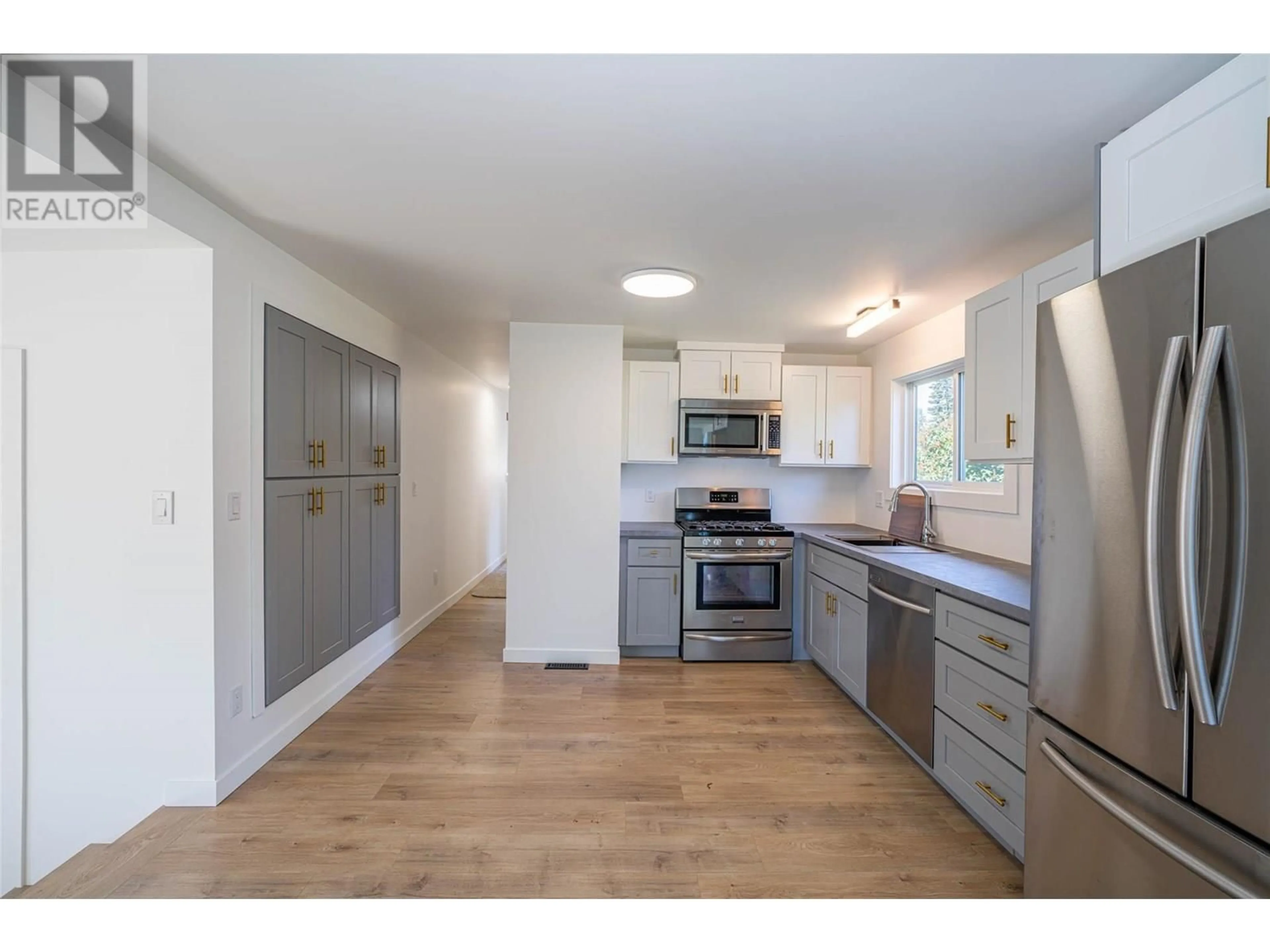 Open concept kitchen, wood/laminate floor for 13 - 715 BEAVER LAKE ROAD, Lake Country British Columbia V4V1Z1