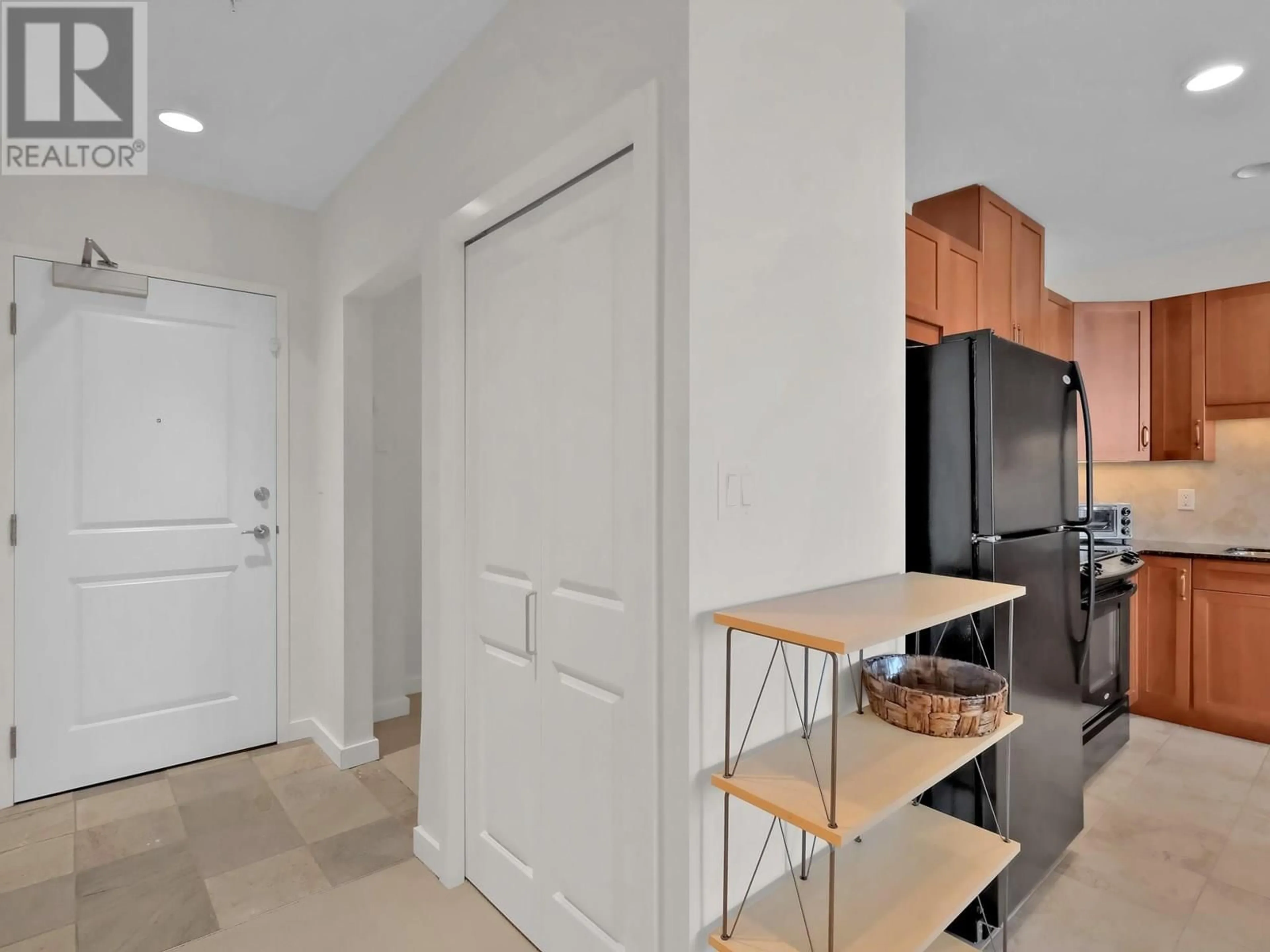 Indoor entryway for 601 - 3301 SKAHA LAKE ROAD, Penticton British Columbia V2A6G6
