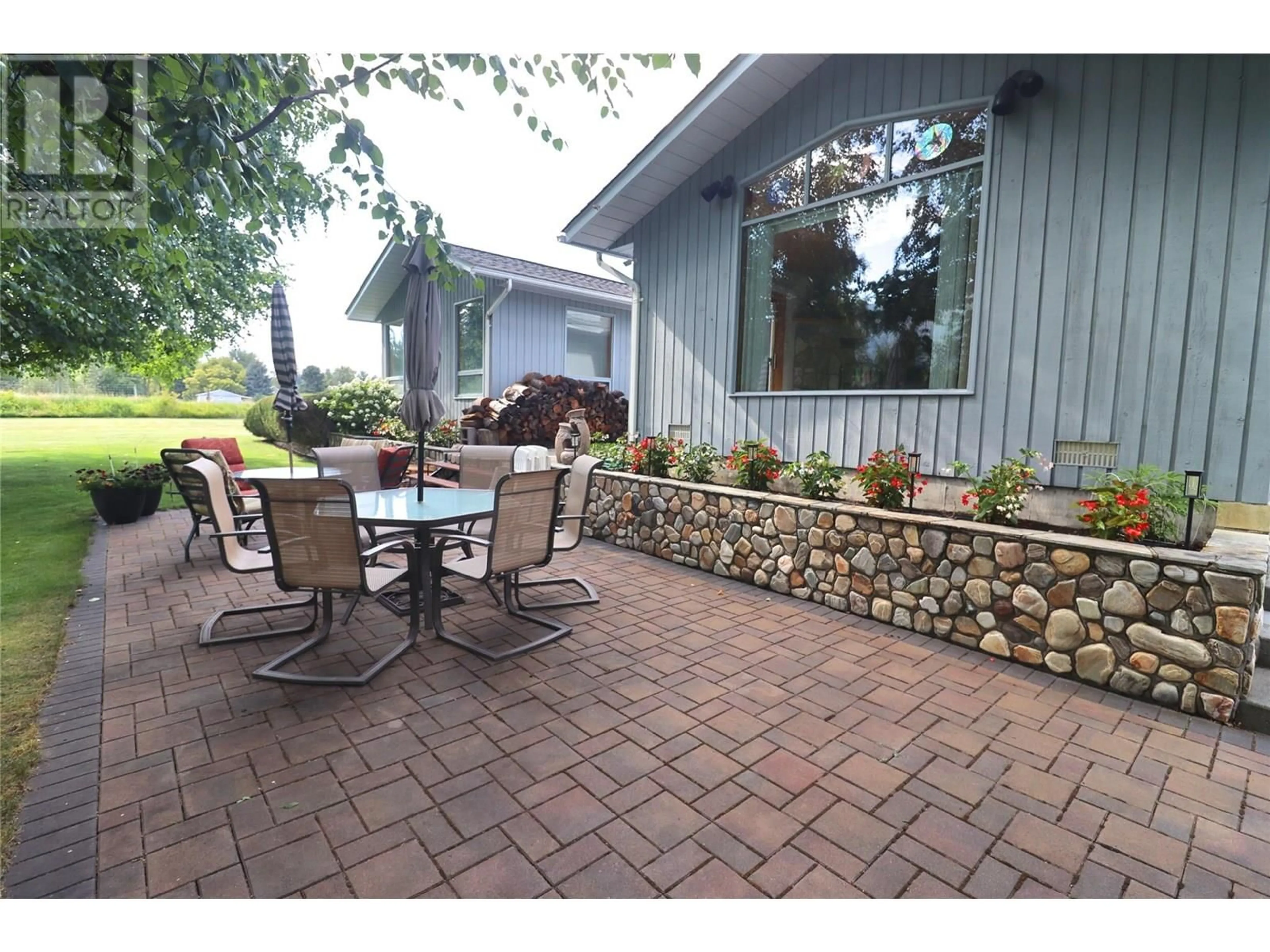 Patio, street for 5745 BEATRICE STREET, Grand Forks British Columbia V0H1H0