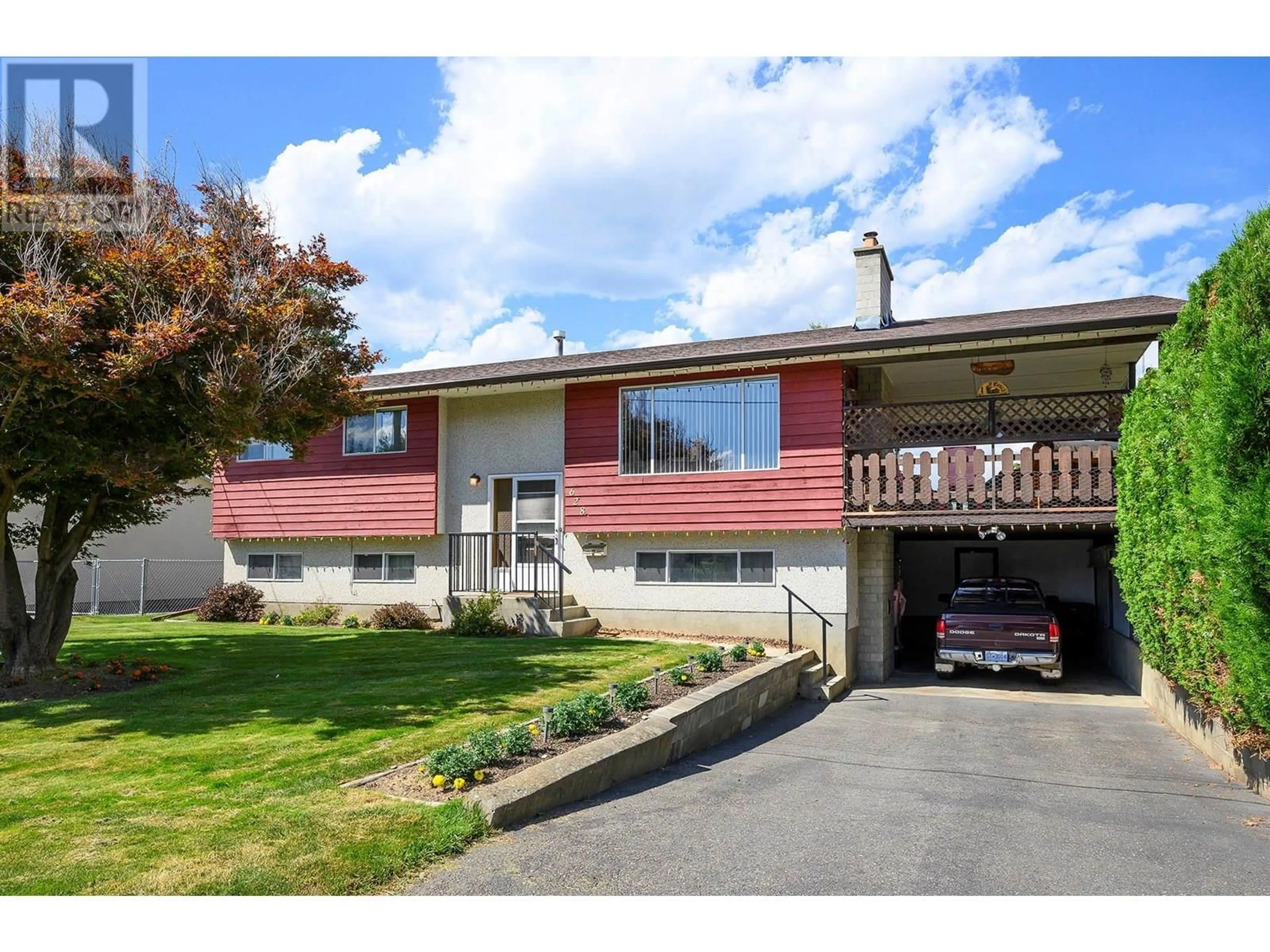 Home with vinyl exterior material, street for 628 BISSETTE ROAD, Kamloops British Columbia V2B6L4