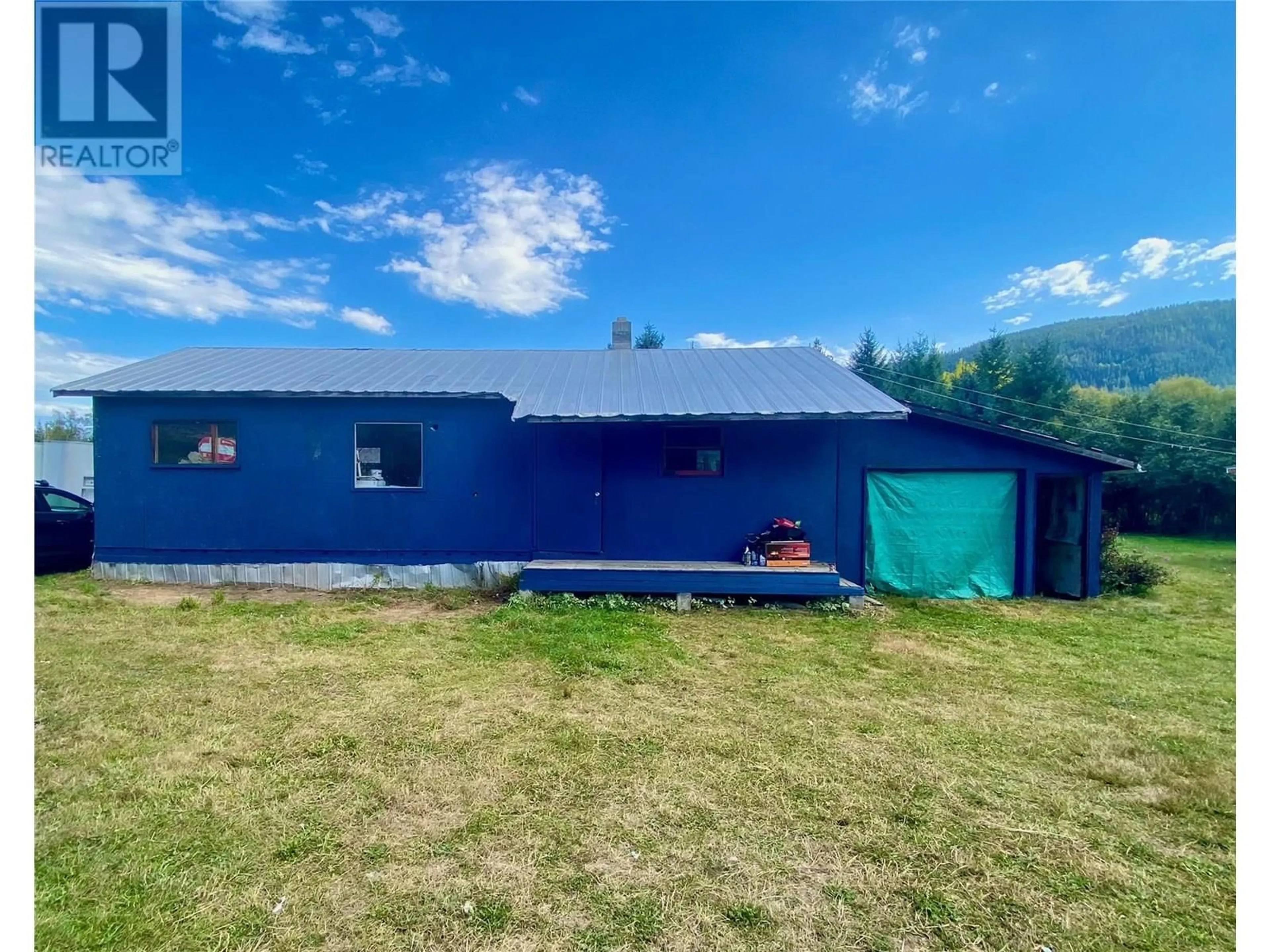 A pic from outside/outdoor area/front of a property/back of a property/a pic from drone, building for 3464 KRESTOVA CRESCENT, Krestova British Columbia V0G1H2