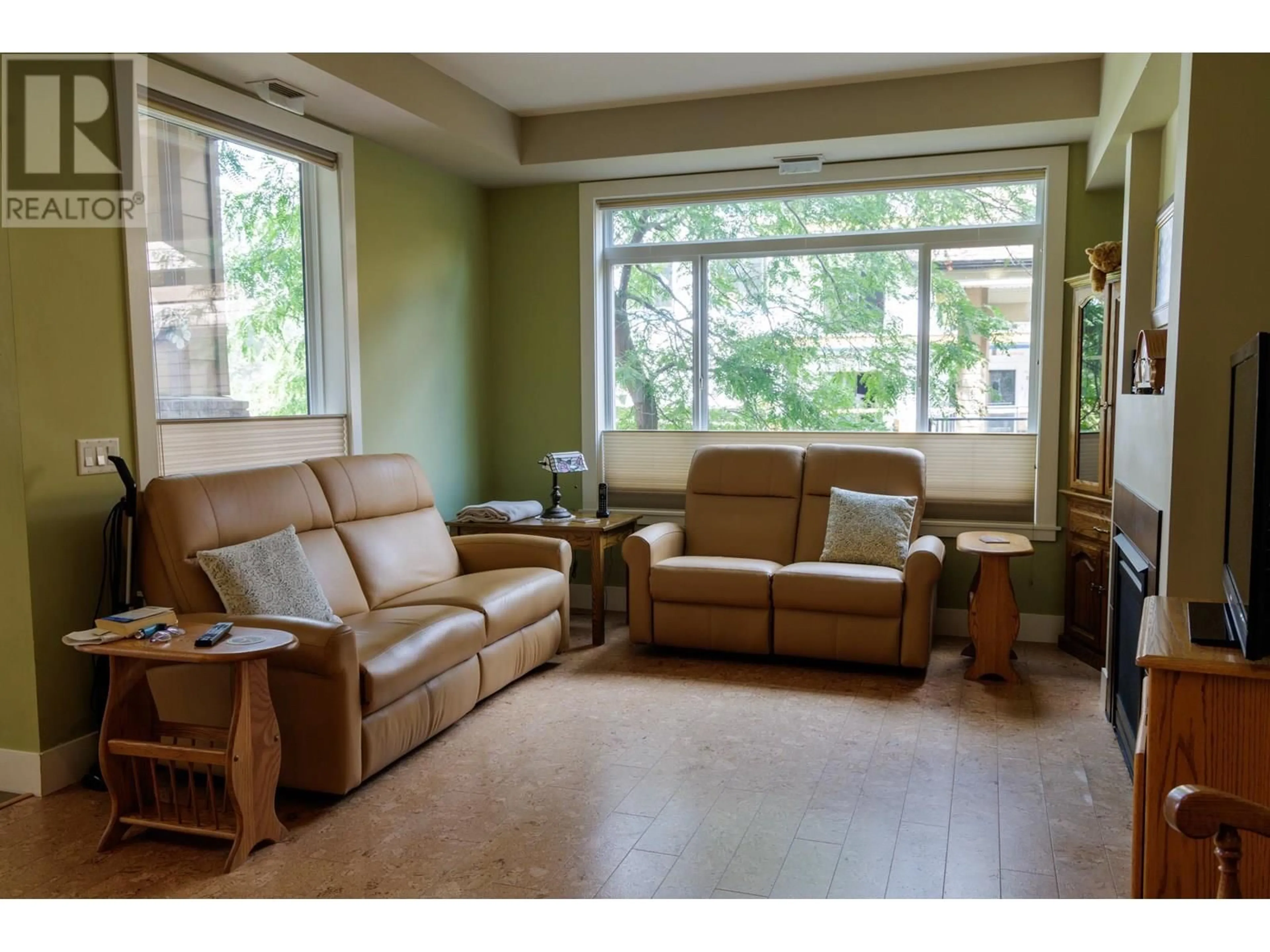 Living room with furniture, wood/laminate floor for 118 - 2532 SHORELINE DRIVE, Lake Country British Columbia V4V2R6