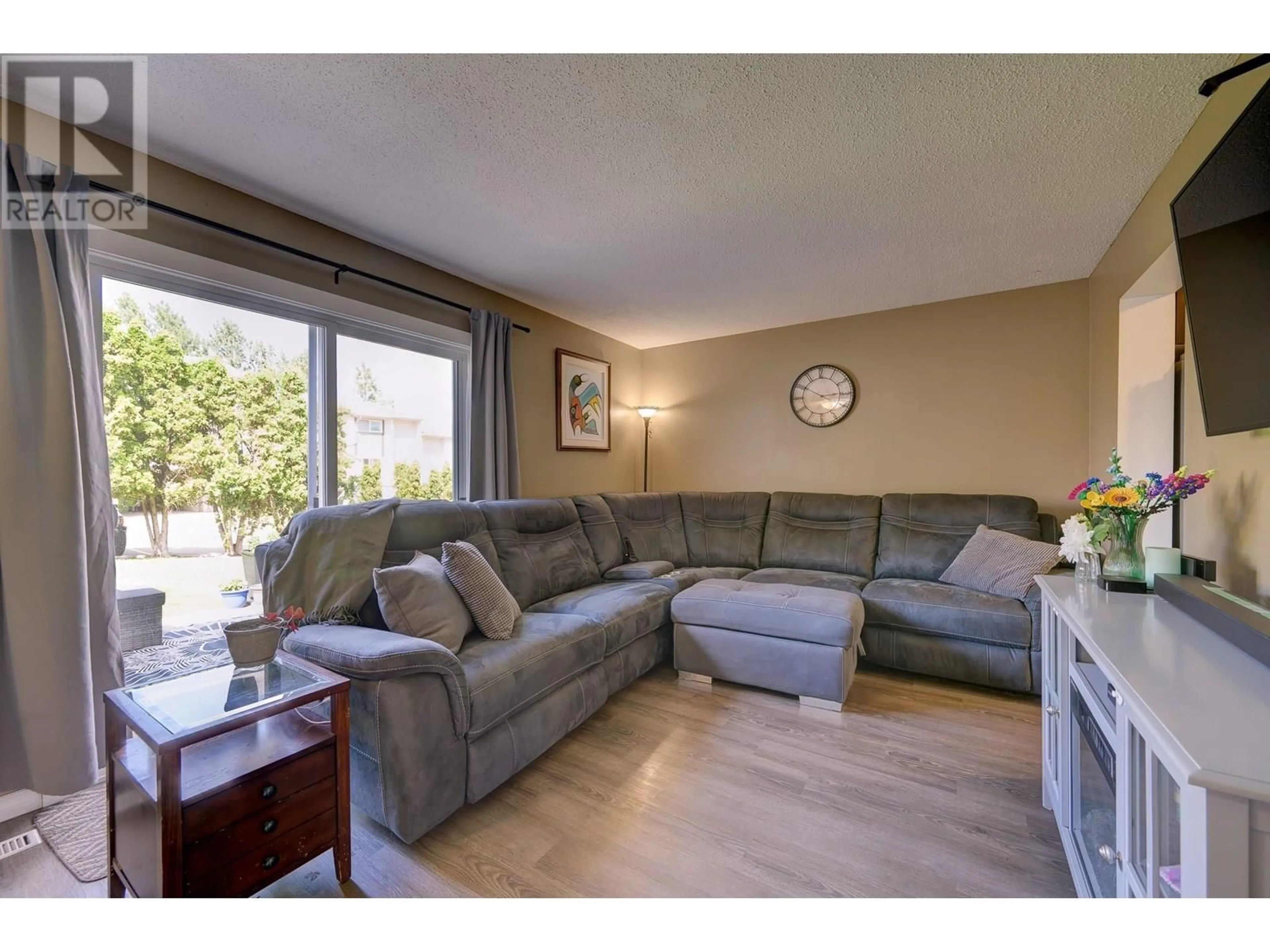 Living room with furniture, wood/laminate floor for 14 - 1469 SPRINGHILL DRIVE, Kamloops British Columbia V2E1H5