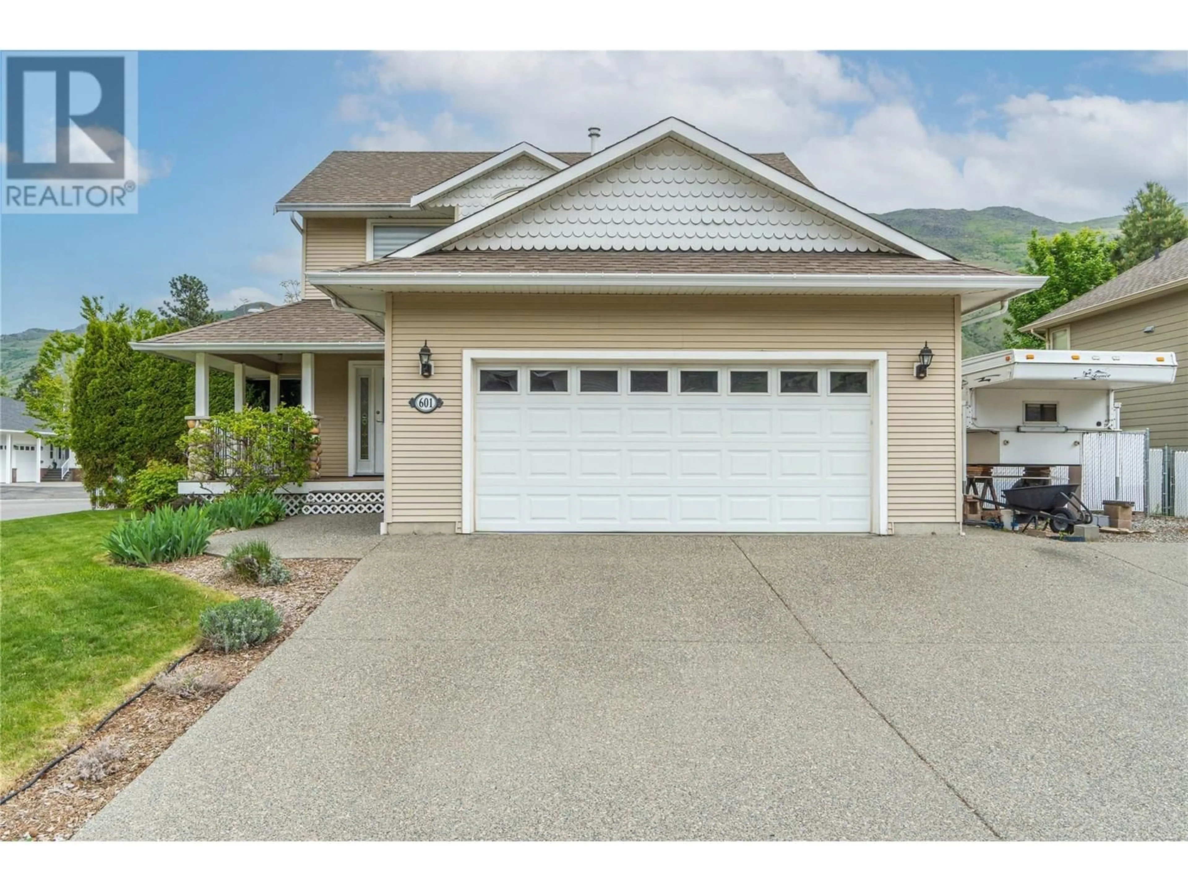 Home with vinyl exterior material, street for 601 BISSETTE ROAD, Kamloops British Columbia V2B6L3