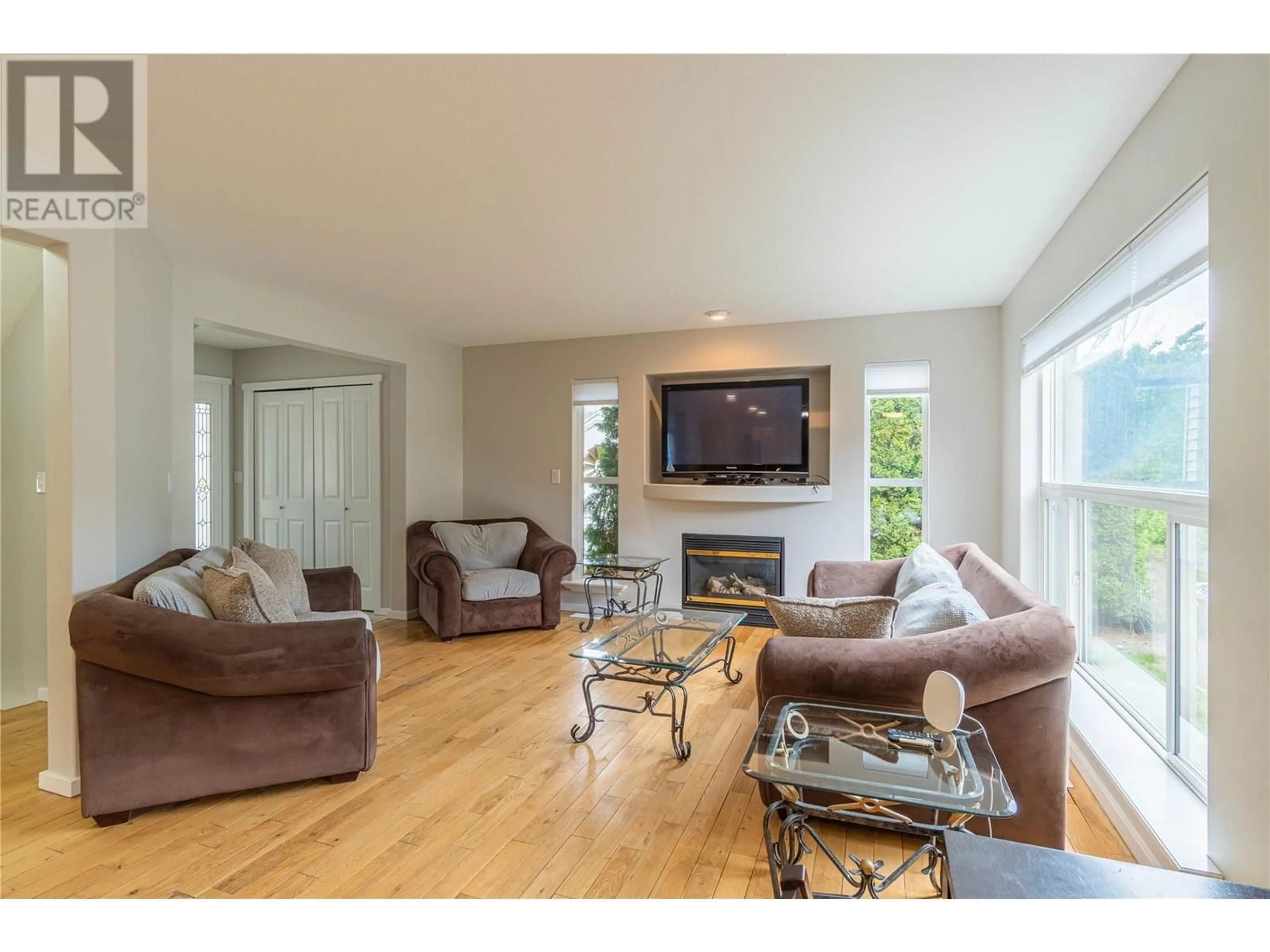 Living room with furniture, wood/laminate floor for 601 BISSETTE ROAD, Kamloops British Columbia V2B6L3