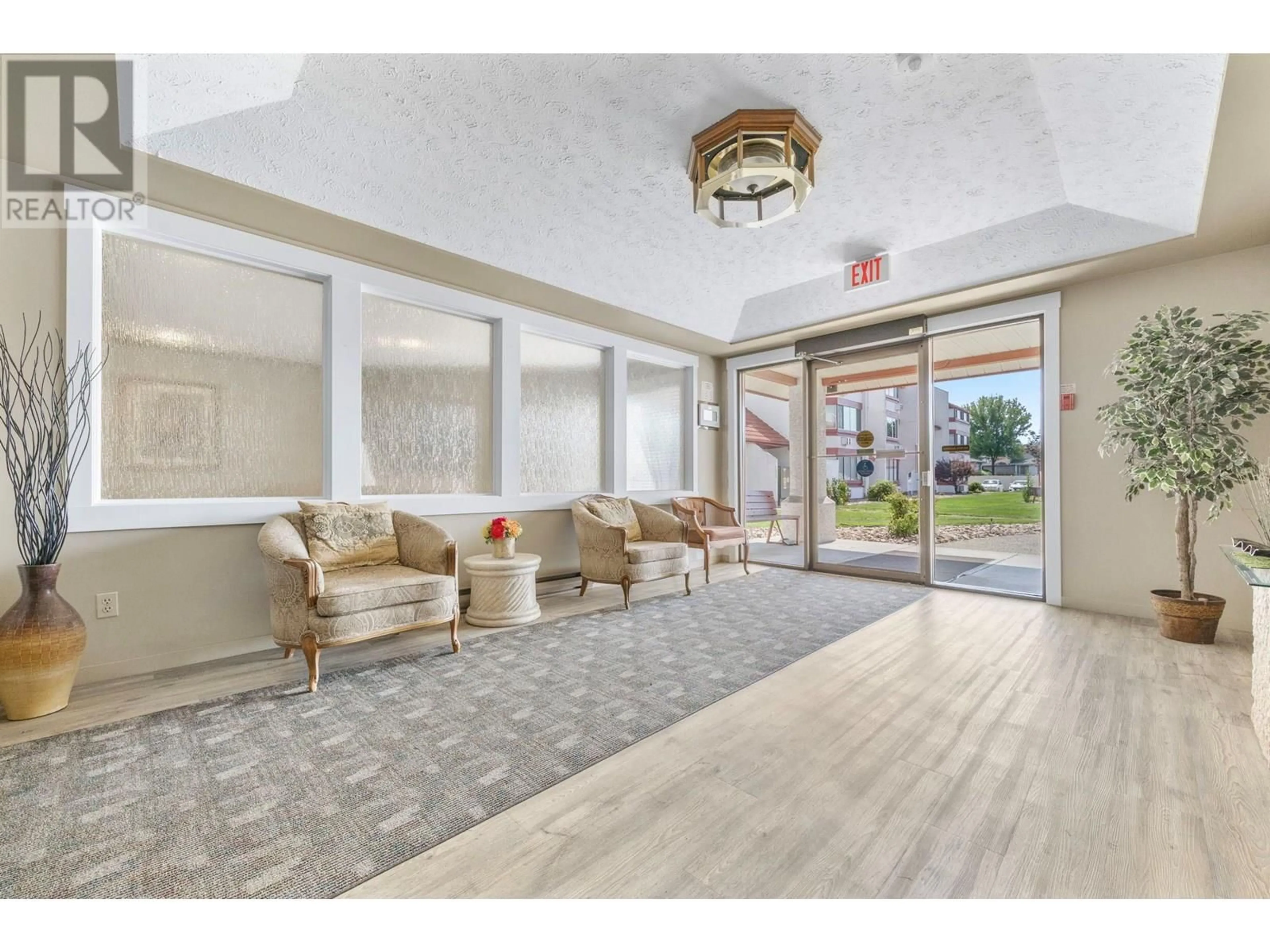 Indoor foyer for 116 - 2085 GORDON DRIVE, Kelowna British Columbia V1Y8S1