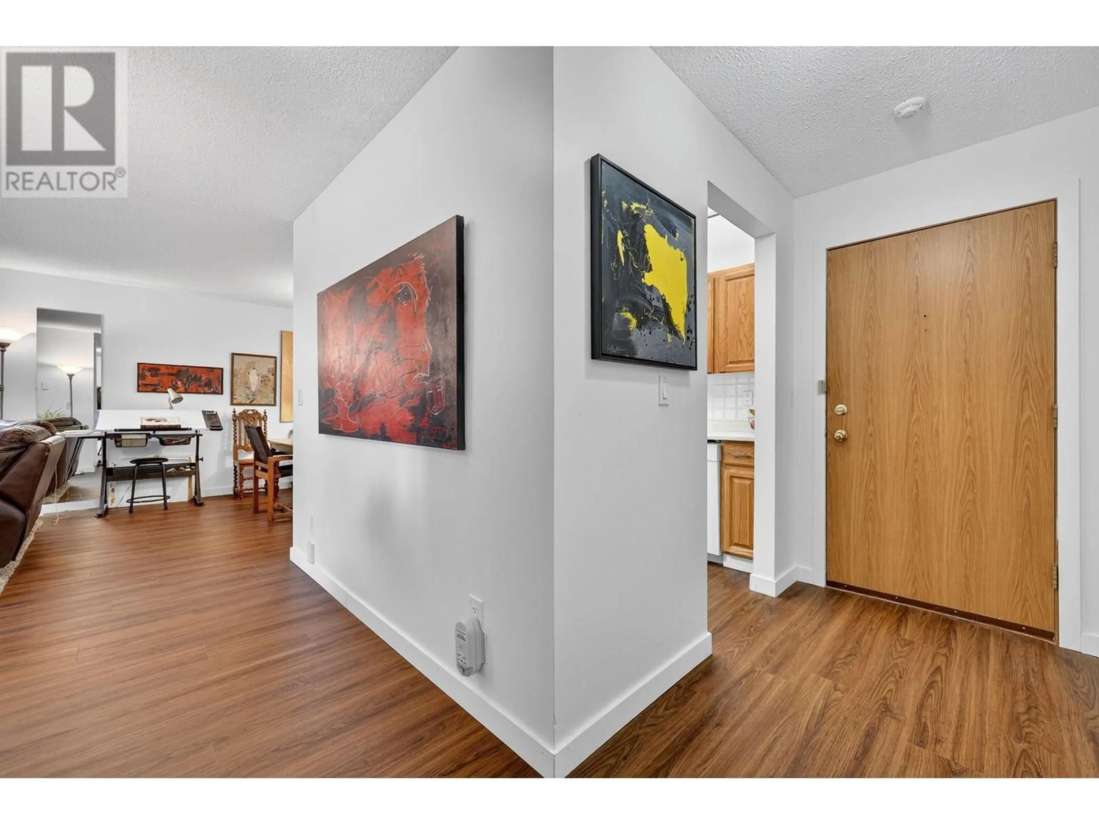 Indoor entryway for 116 - 2085 GORDON DRIVE, Kelowna British Columbia V1Y8S1