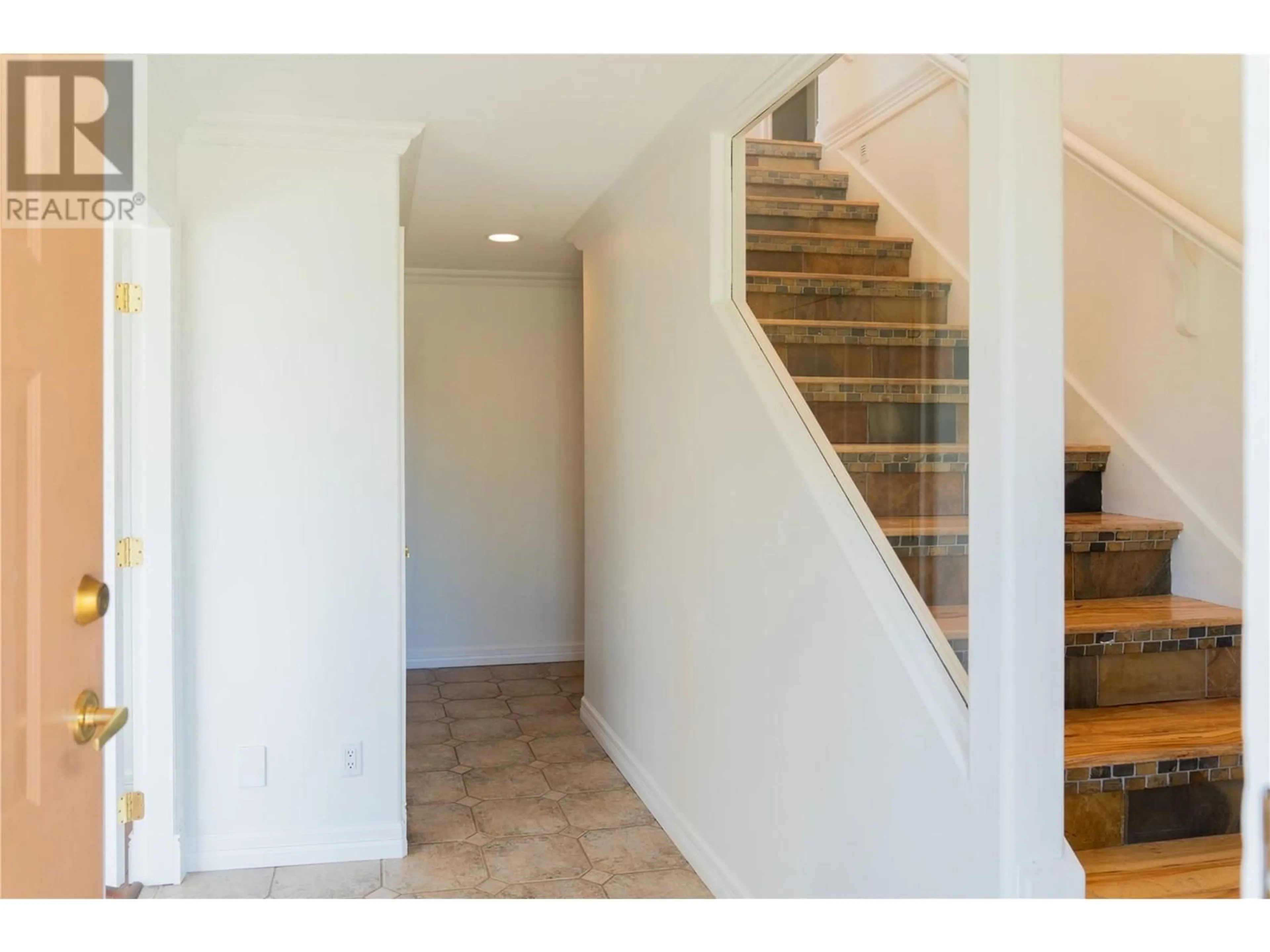 Indoor entryway for 2050 HORIZON DRIVE, West Kelowna British Columbia V1Z3N4