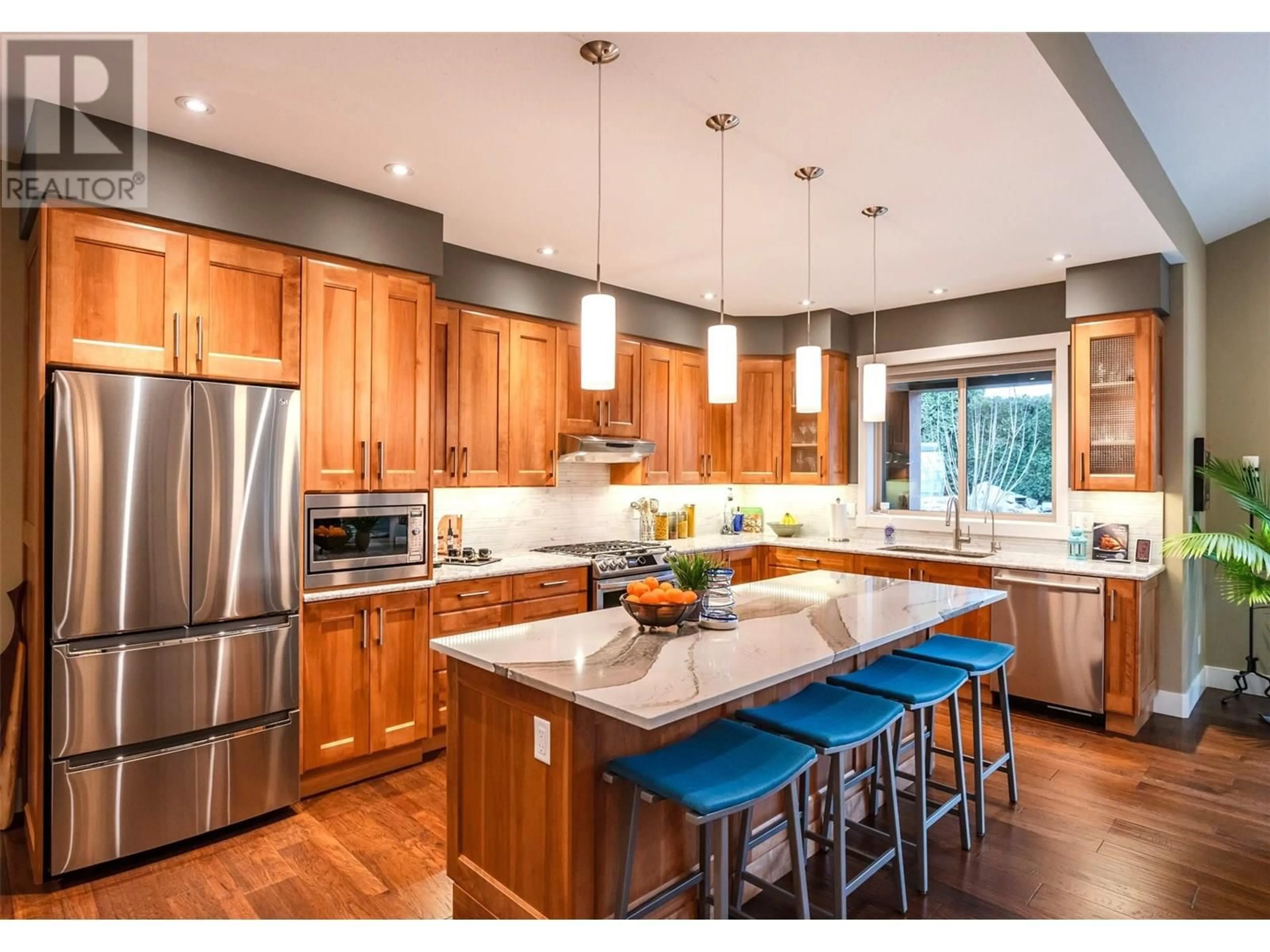 Contemporary kitchen, wood/laminate floor for 29 - 6833 MEADOWS DRIVE, Oliver British Columbia V0H1T4